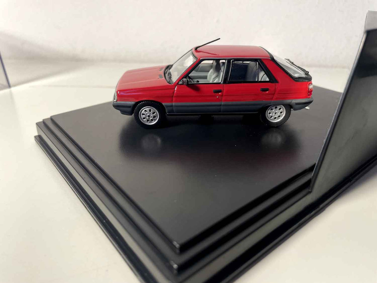 Renault 11 TXE rossa del 1983 (cofanetto rettangolare)