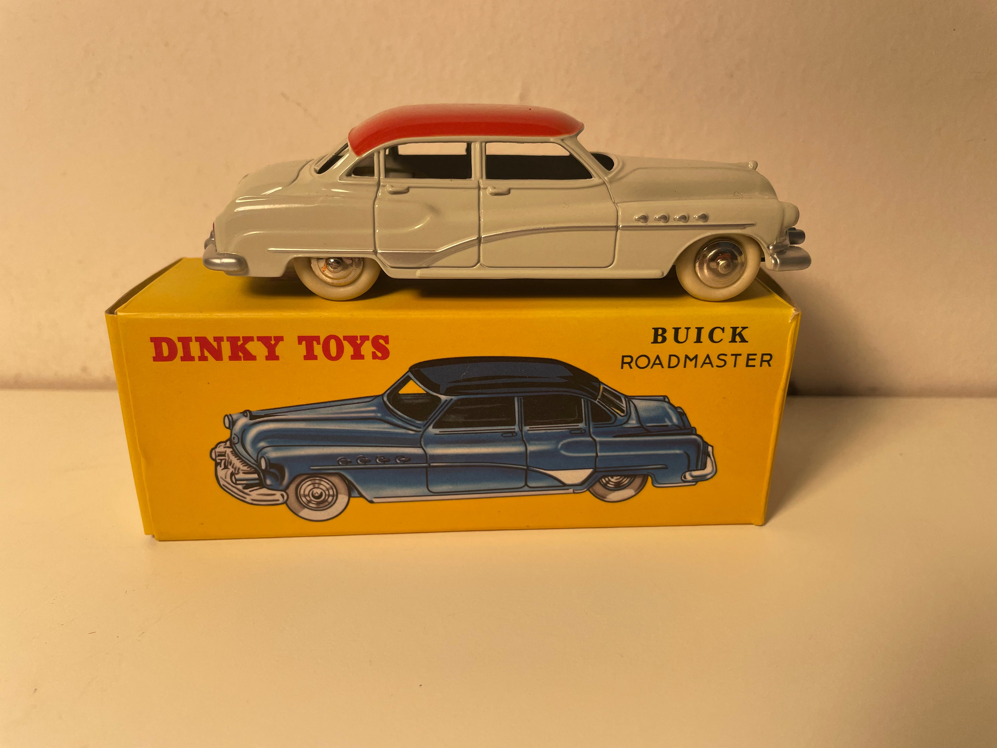 Buich roadmaster beige et toit rouge orangé? Dinky-Toys (éditions Atlas) - N°24 V