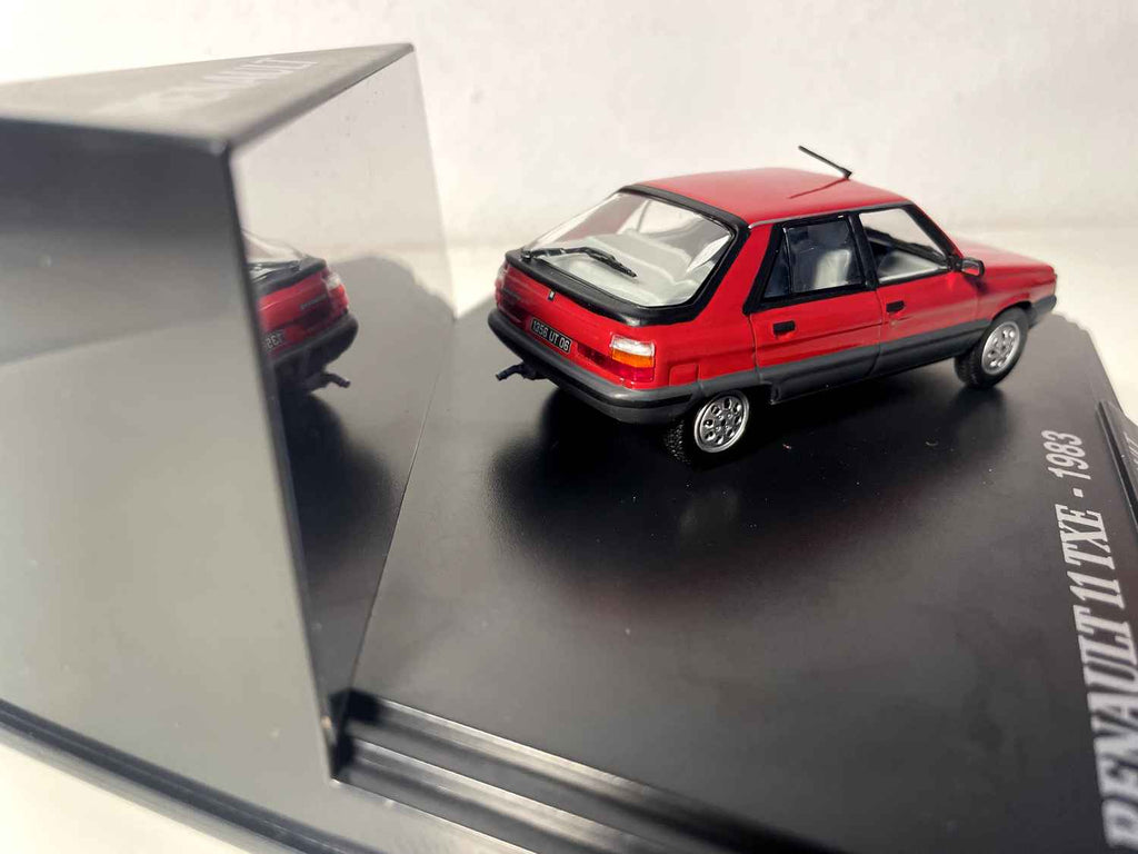 Renault 11 TXE rossa del 1983 (cofanetto rettangolare)