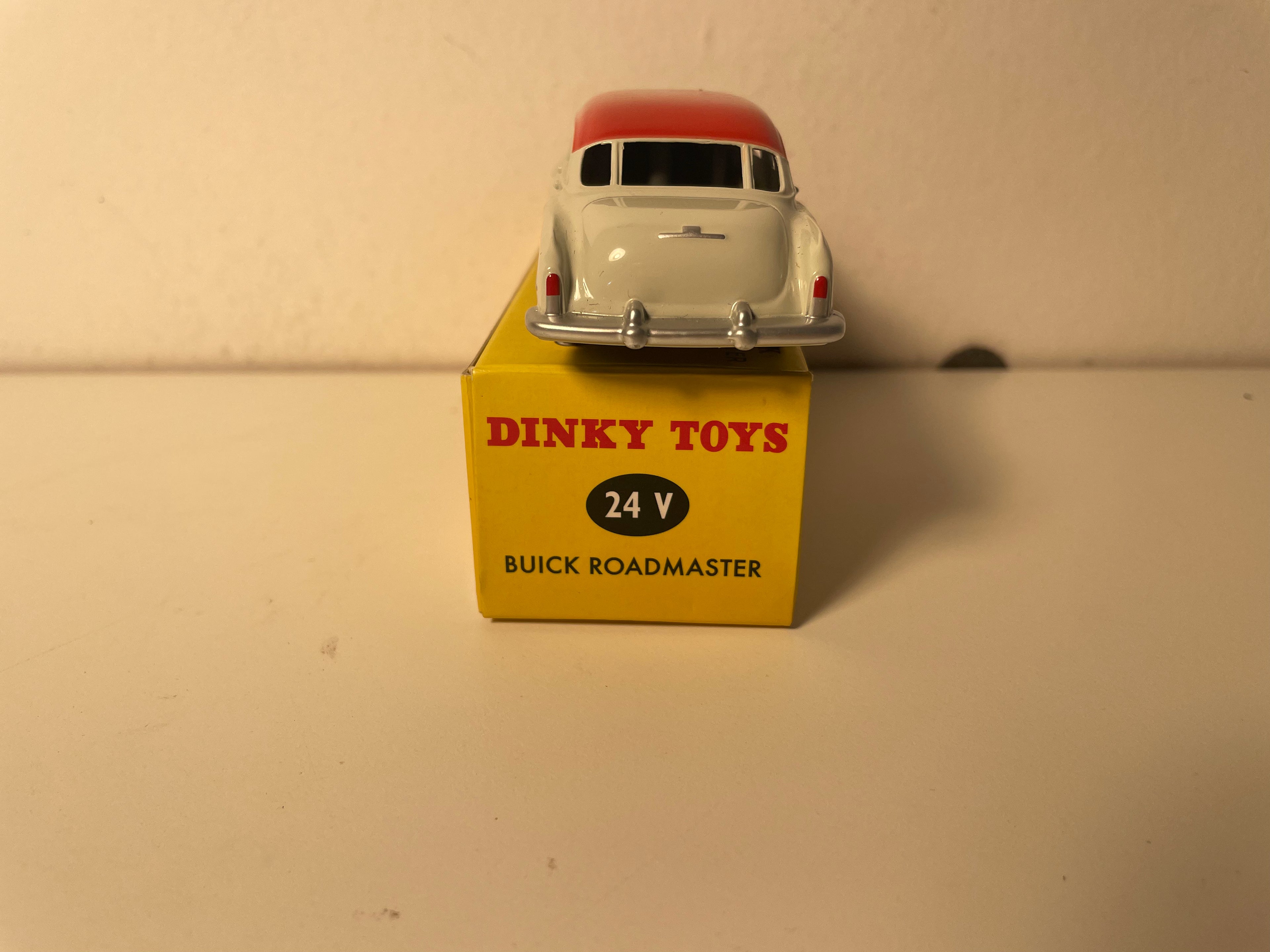Buich roadmaster beige et toit rouge orangé? Dinky-Toys (éditions Atlas) - N°24 V