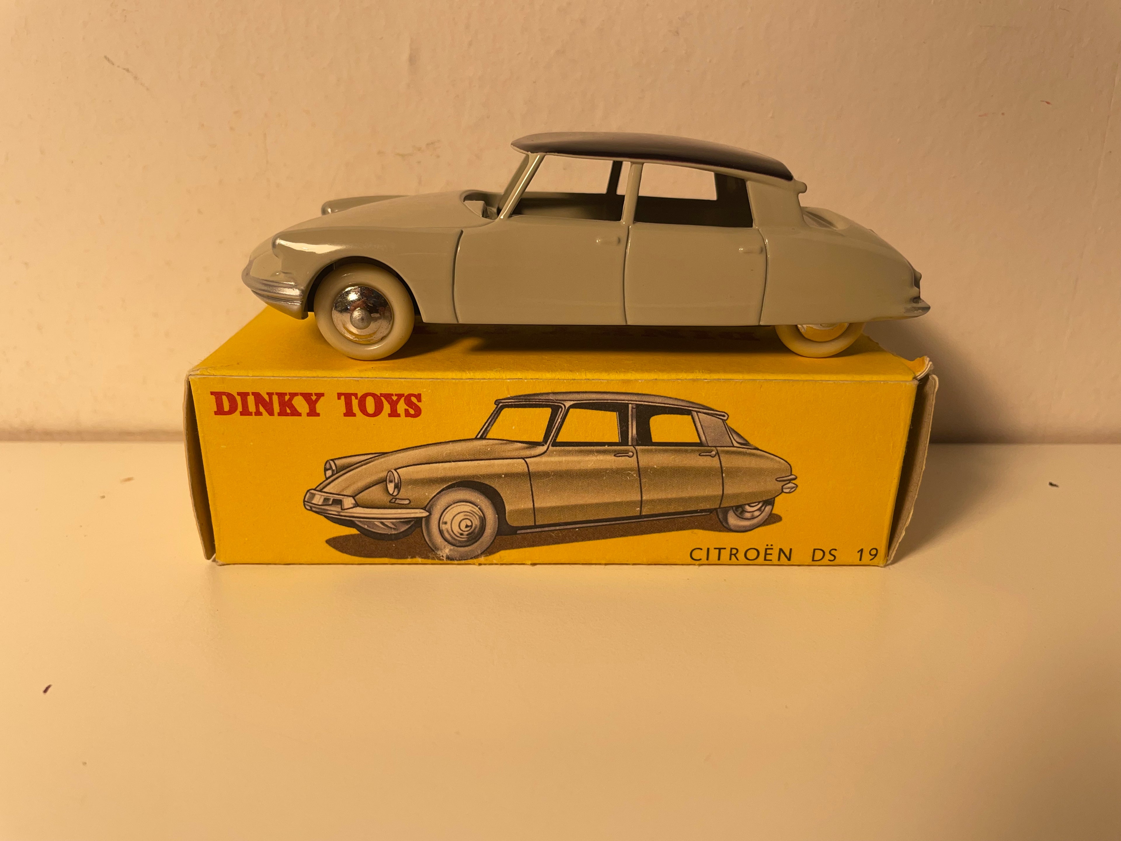 Citroën DS 19 beige with black roof Dinky-Toys (Atlas editions) - N°24C