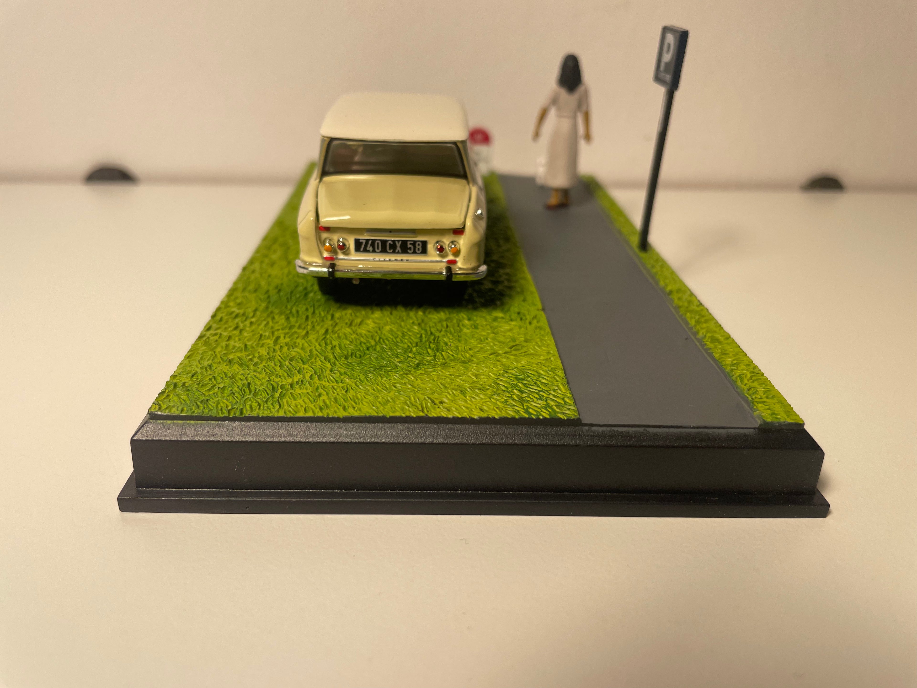 Citroën Ami 6 hellbraun - La Nationale 7 - d'blou Strooss