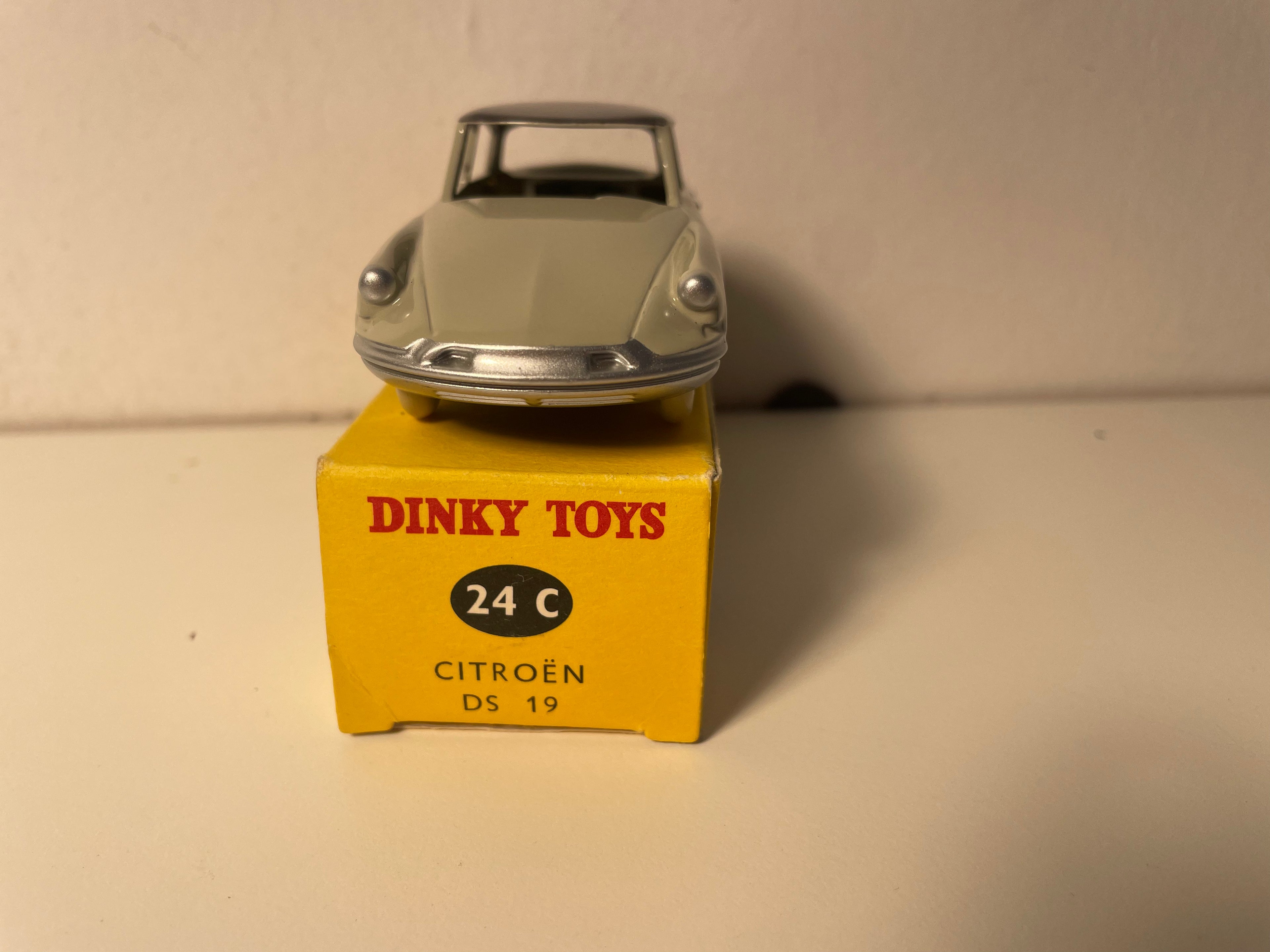 Citroën DS 19 beige with black roof Dinky-Toys (Atlas editions) - N°24C