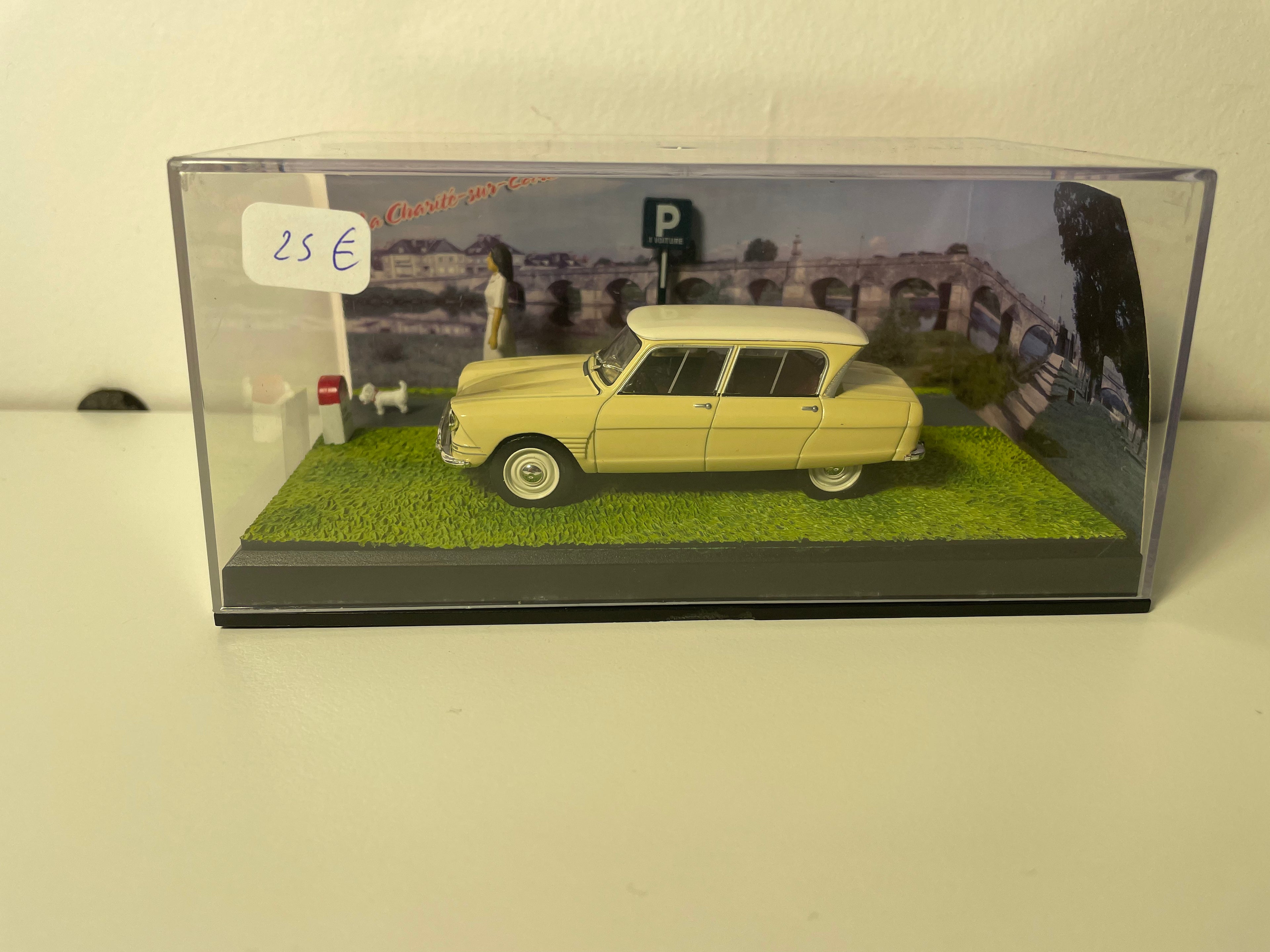 Citroën Ami 6 hellbraun - La Nationale 7 - d'blou Strooss
