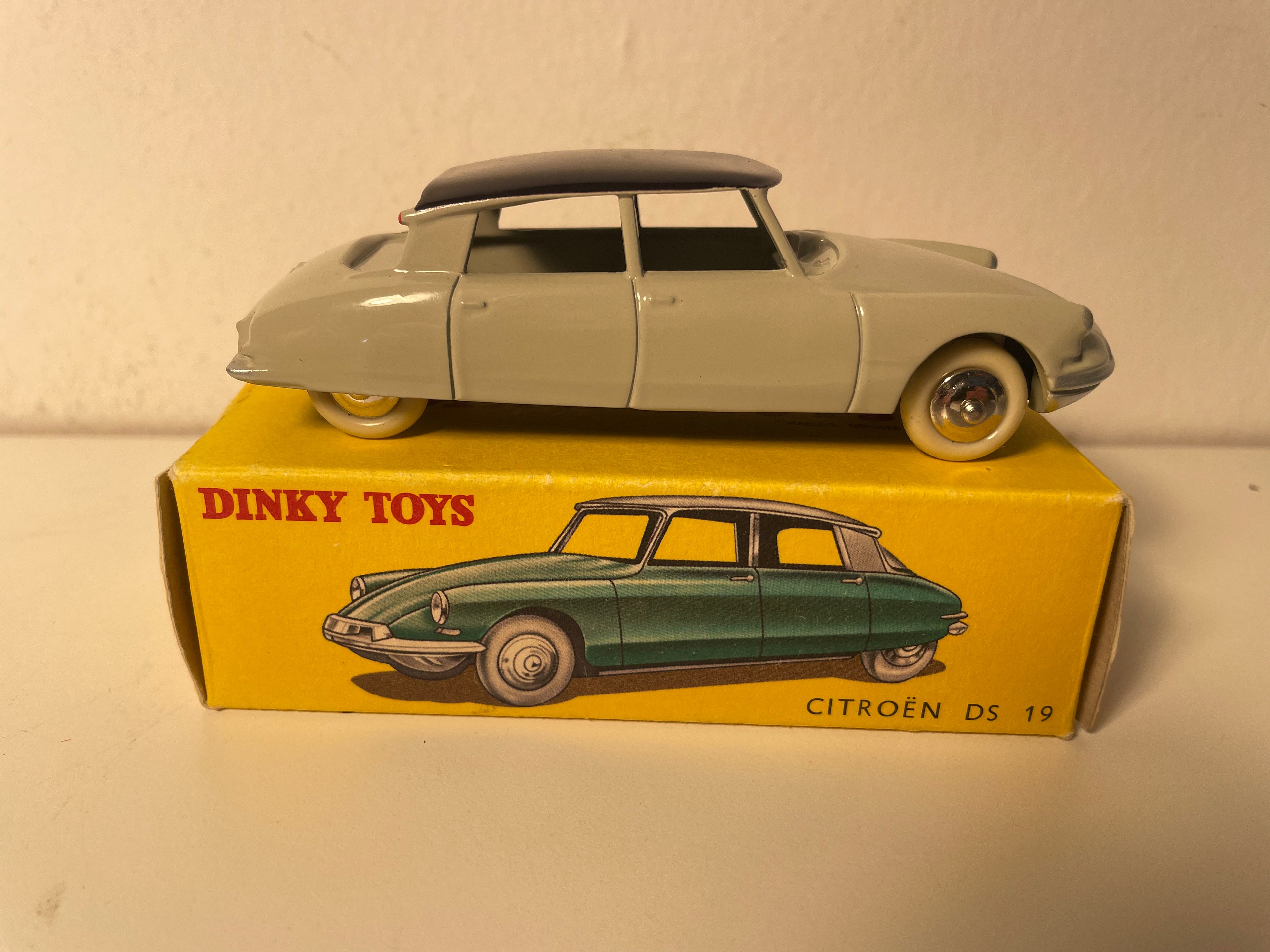 Citroën DS 19 beige with black roof Dinky-Toys (Atlas editions) - N°24C