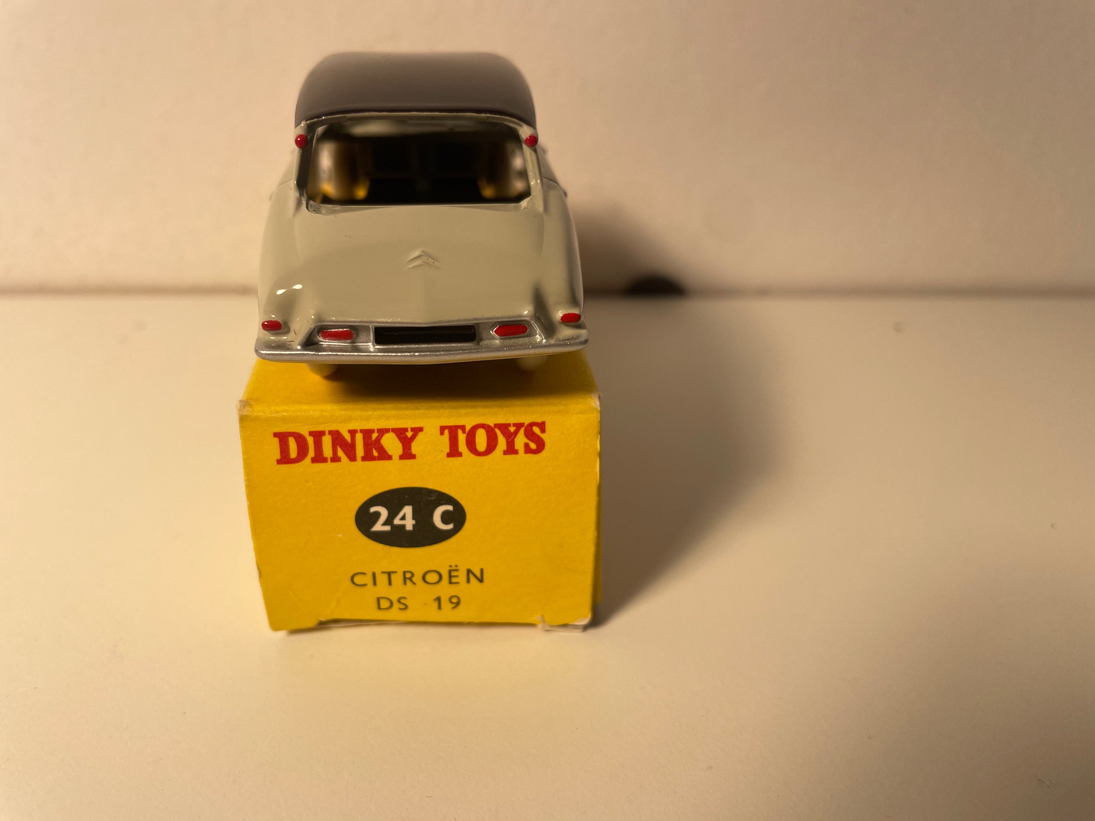 Citroën DS 19 beige with black roof Dinky-Toys (Atlas editions) - N°24C