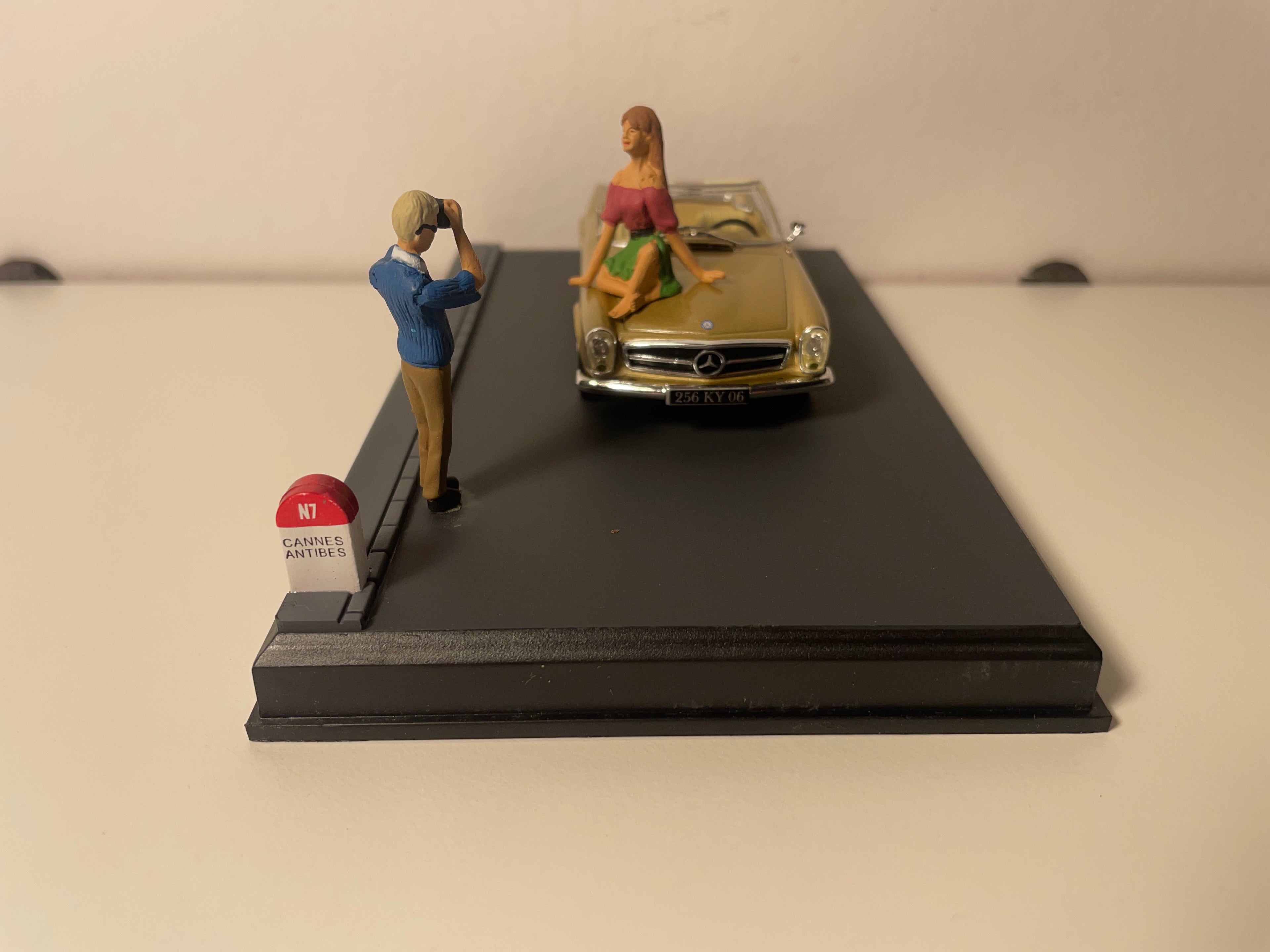Mercedes 280 SL brong - La Nationale 7 - d'schwaarz Strooss