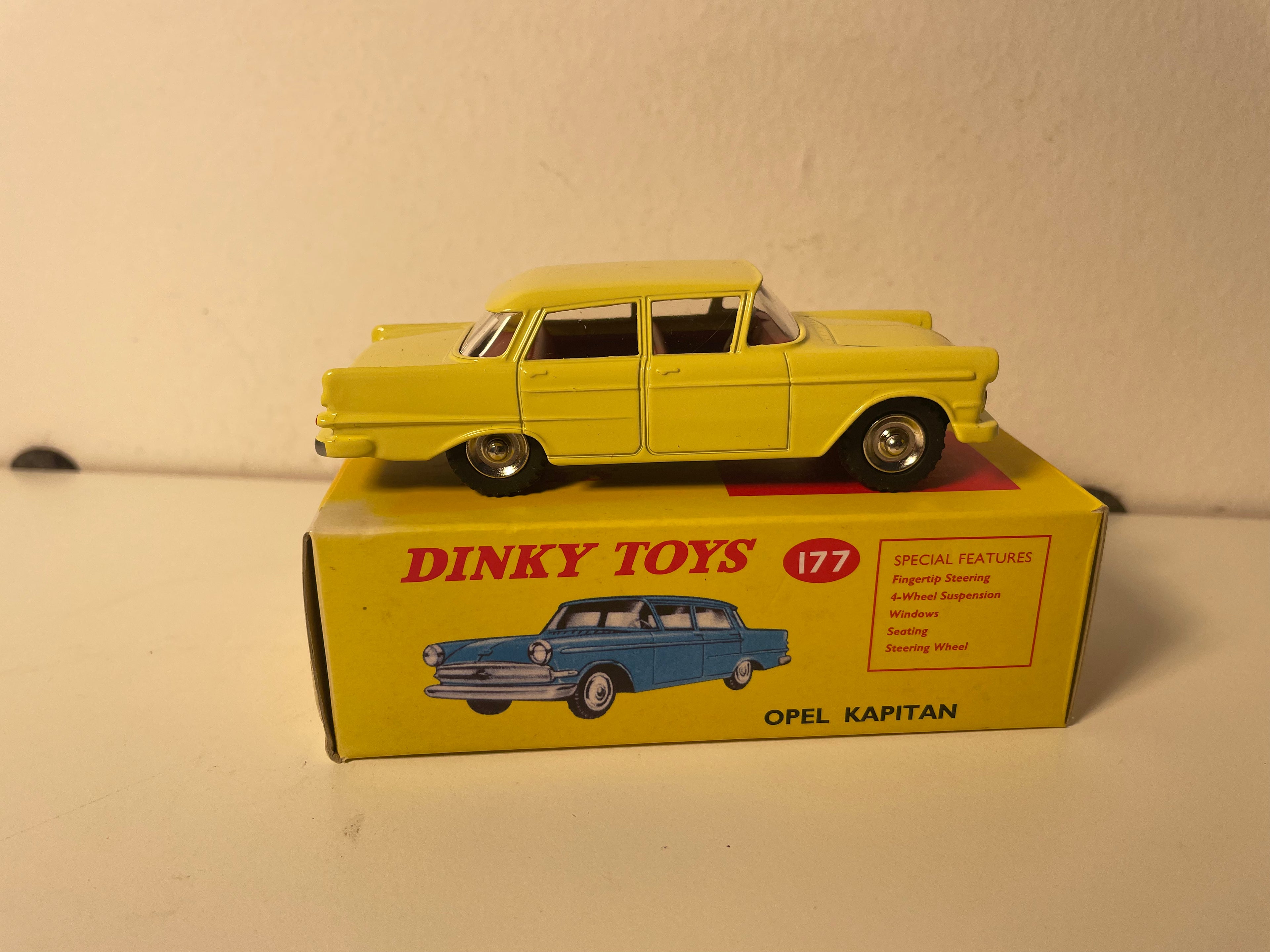 Opel Kapitan giel Dinky-Toys (Ausschnëss Atlas) - N°177