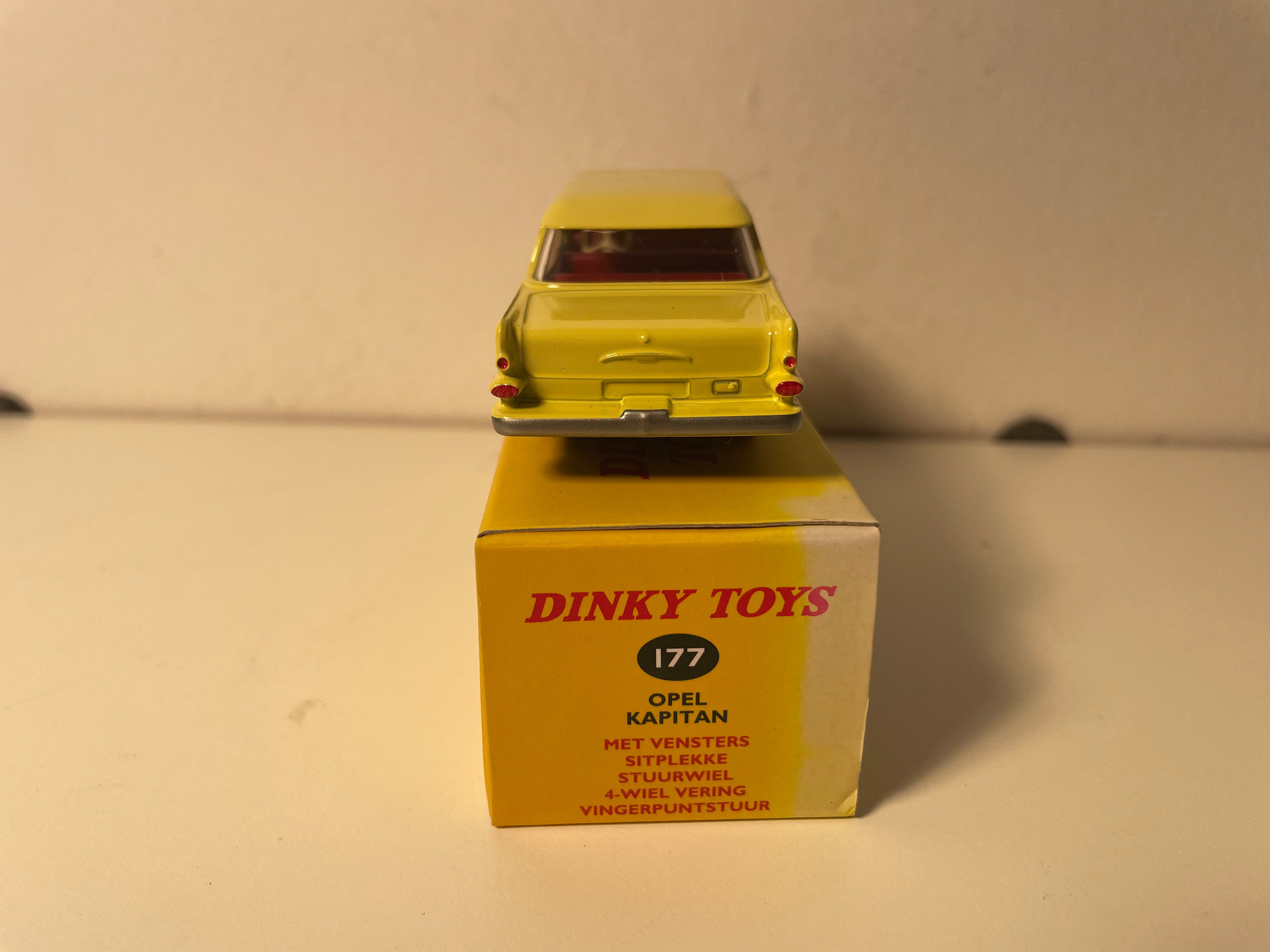 Opel Kapitan giel Dinky-Toys (Ausschnëss Atlas) - N°177