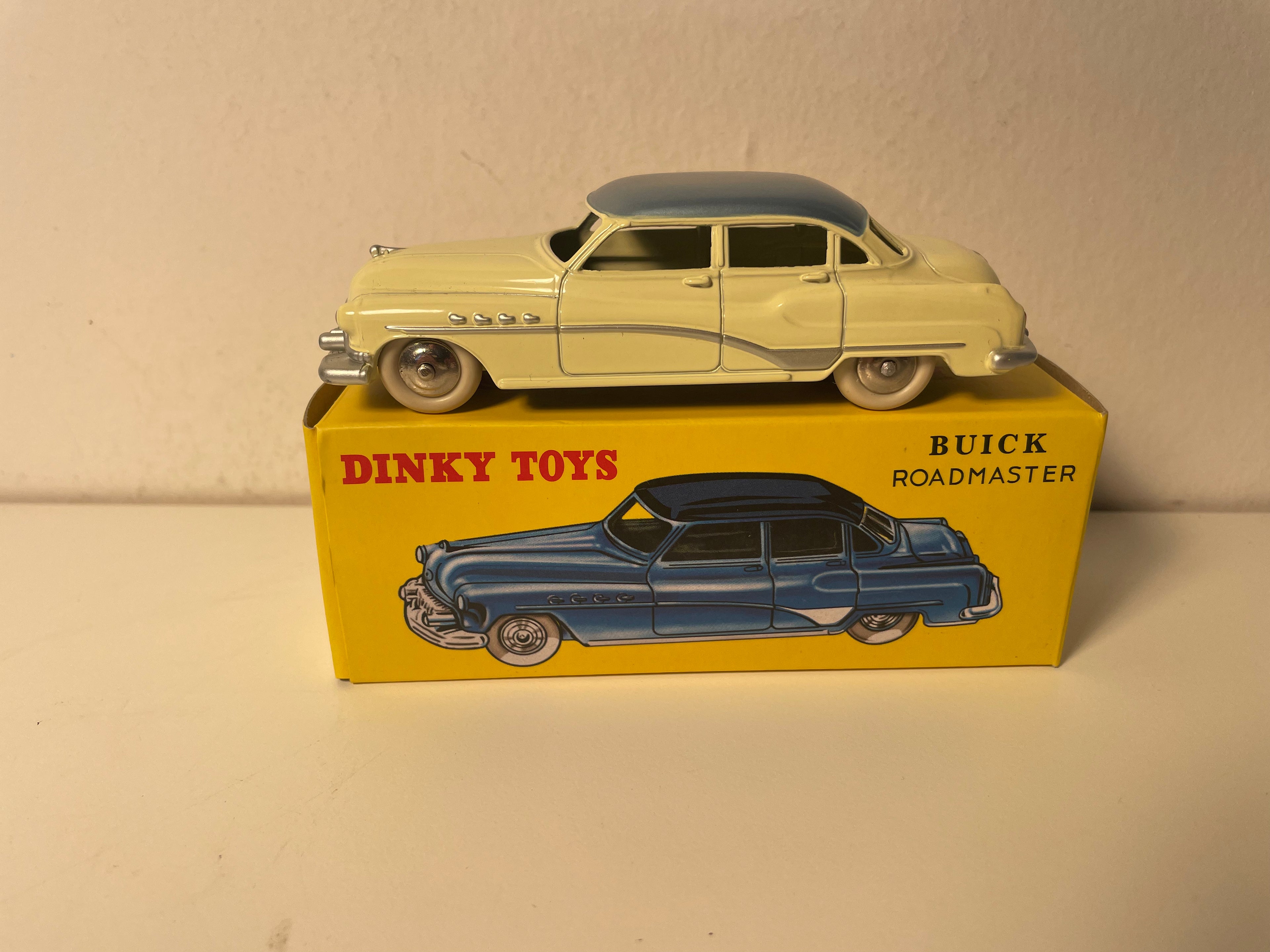 Buick Roadmaster jaune pale et toit gris bleuté Dinky-Toys (éditions Atlas) - N°24 V
