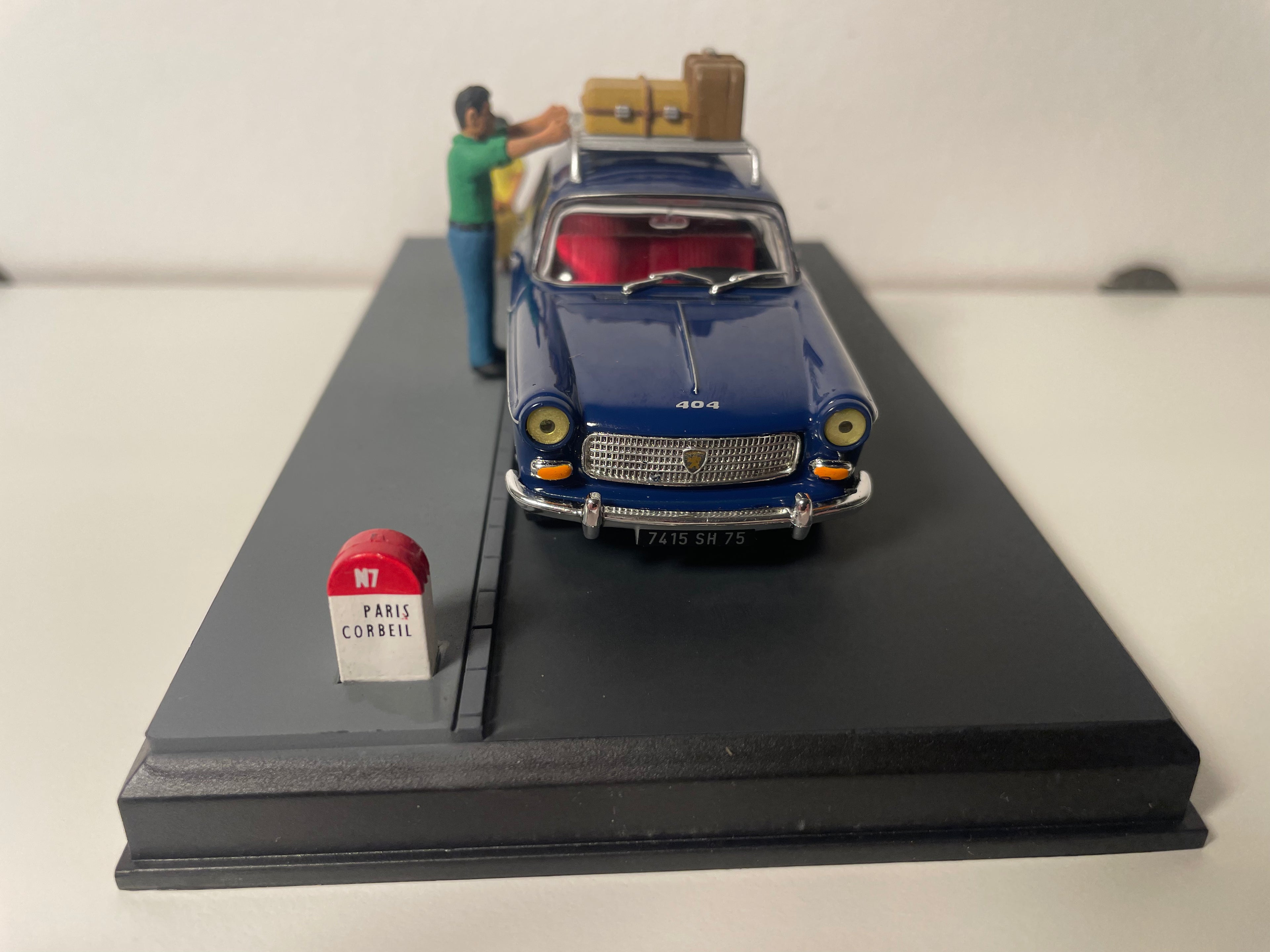 Peugeot 404 blu - La Nazionale 7 - la strada blu