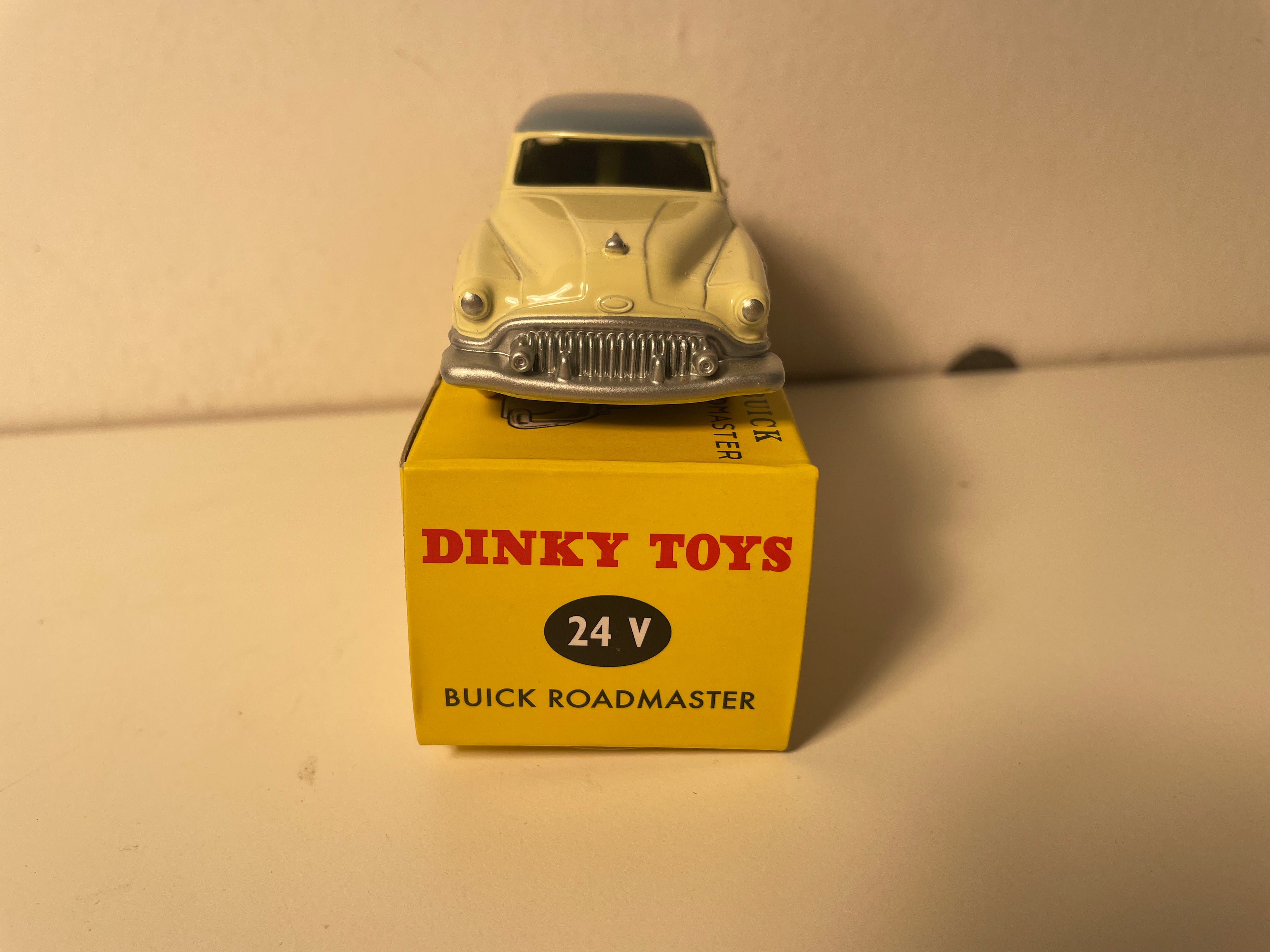 Buick Roadmaster jaune pale et toit gris bleuté Dinky-Toys (éditions Atlas) - N°24 V