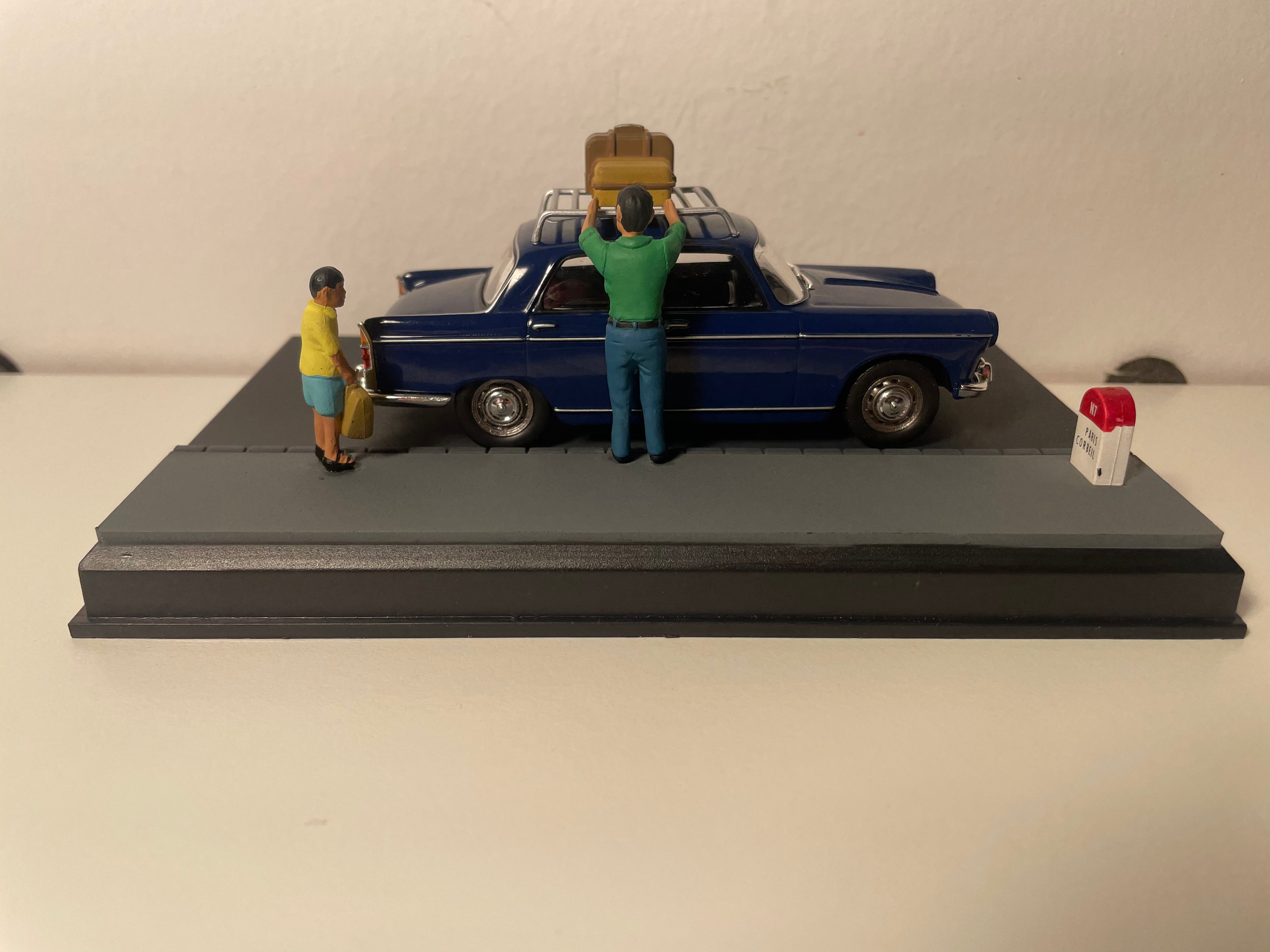 Peugeot 404 blu - La Nazionale 7 - la strada blu
