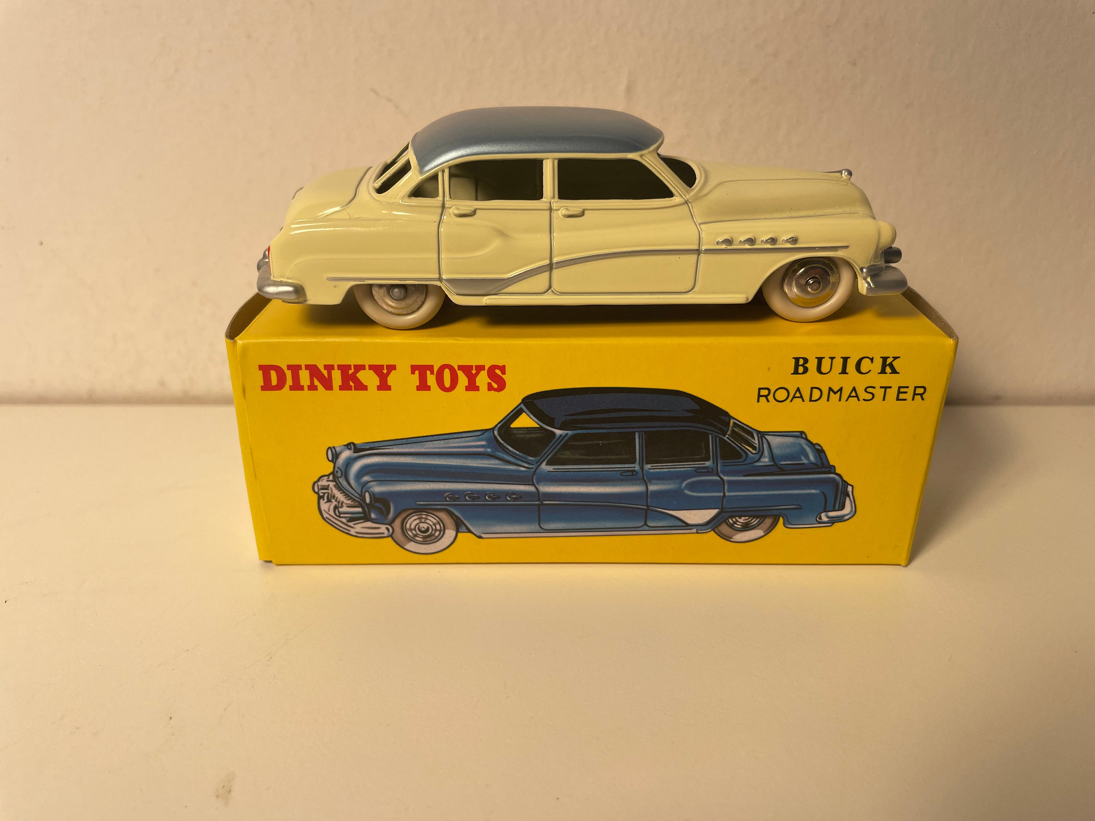 Buick Roadmaster jaune pale et toit gris bleuté Dinky-Toys (éditions Atlas) - N°24 V