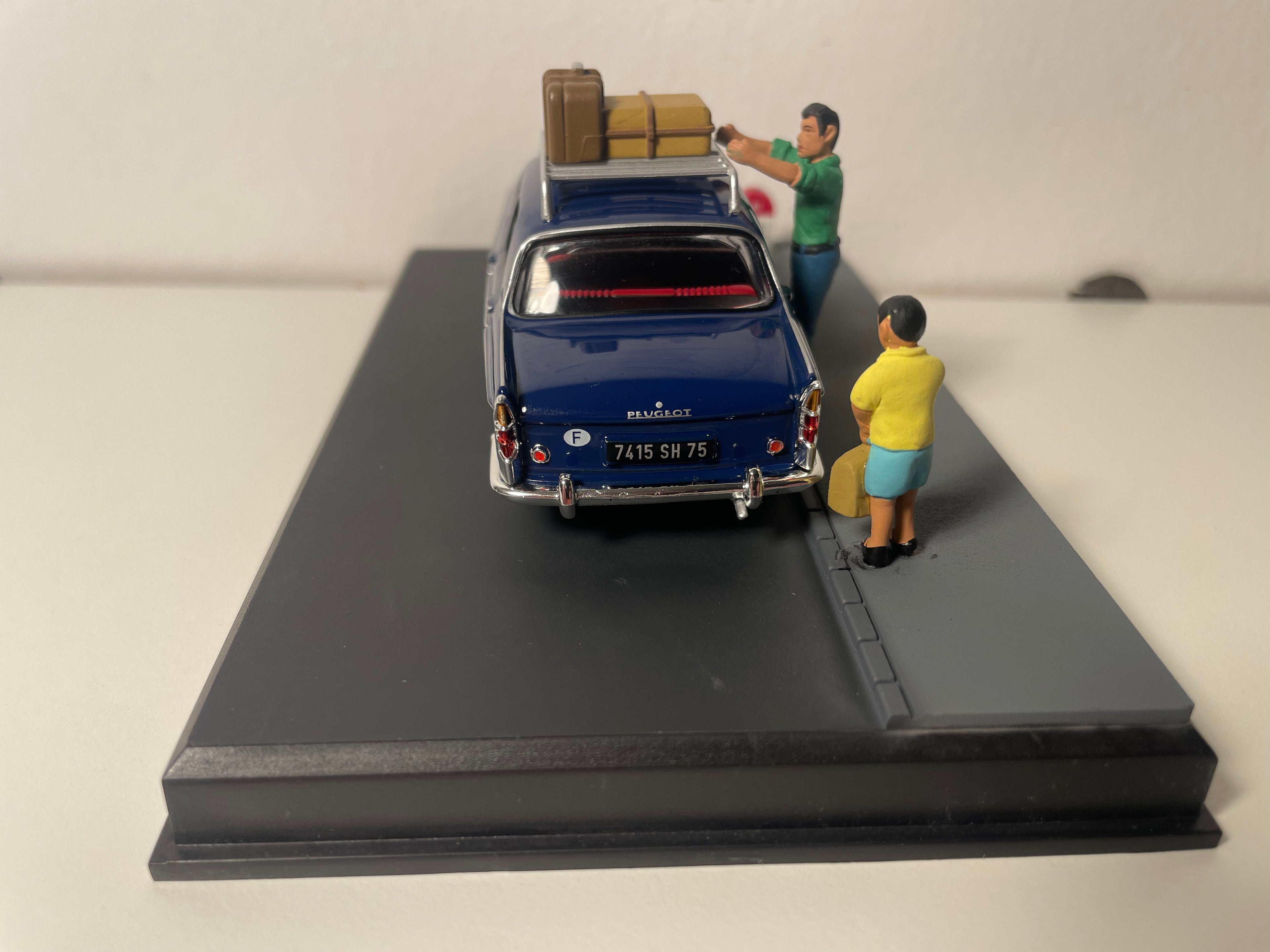 Peugeot 404 blu - La Nazionale 7 - la strada blu