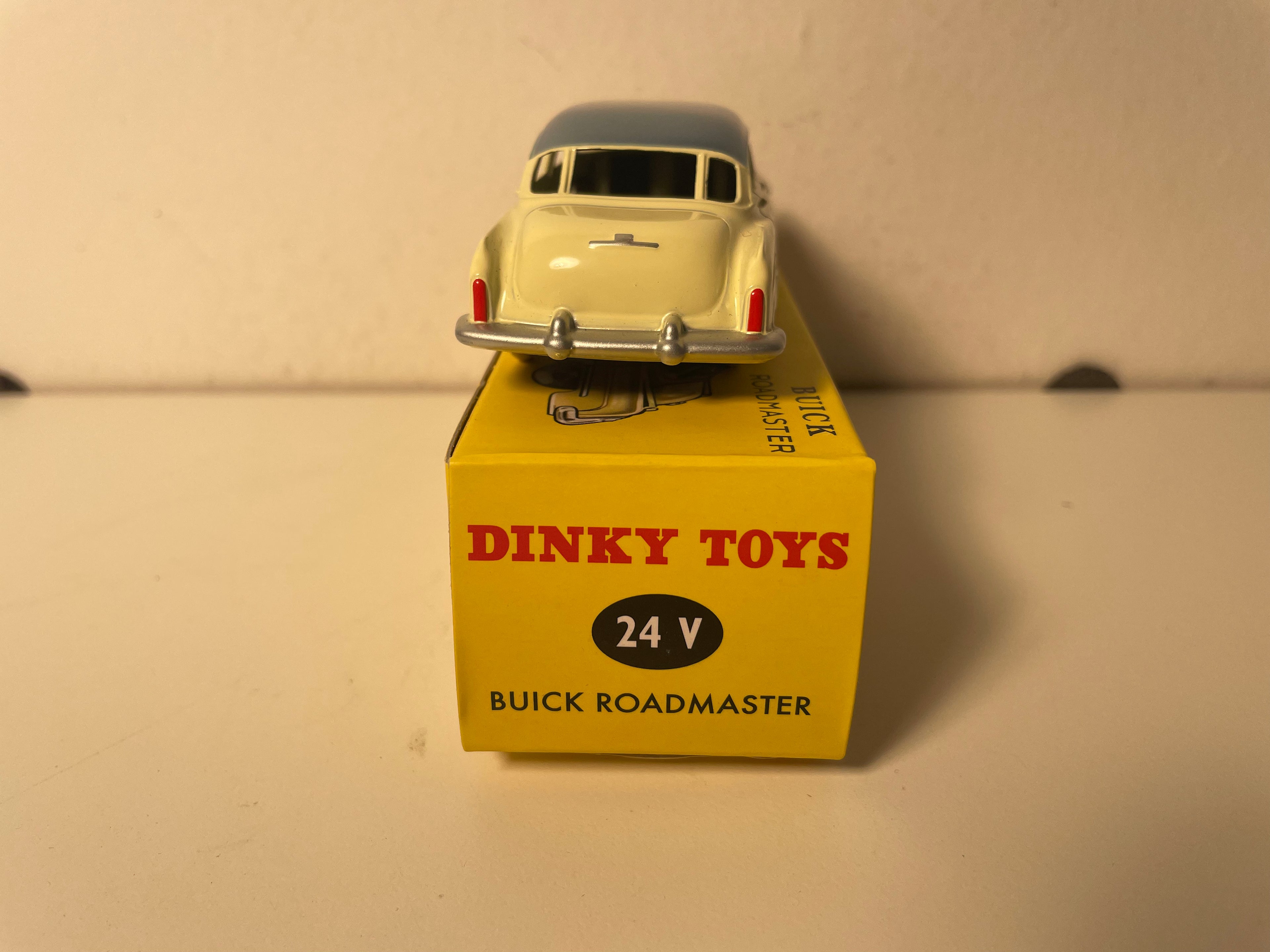 Buick Roadmaster jaune pale et toit gris bleuté Dinky-Toys (éditions Atlas) - N°24 V