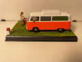 Volkswagen combi orange et toit blanc - La Nationale 7 - la route bleue