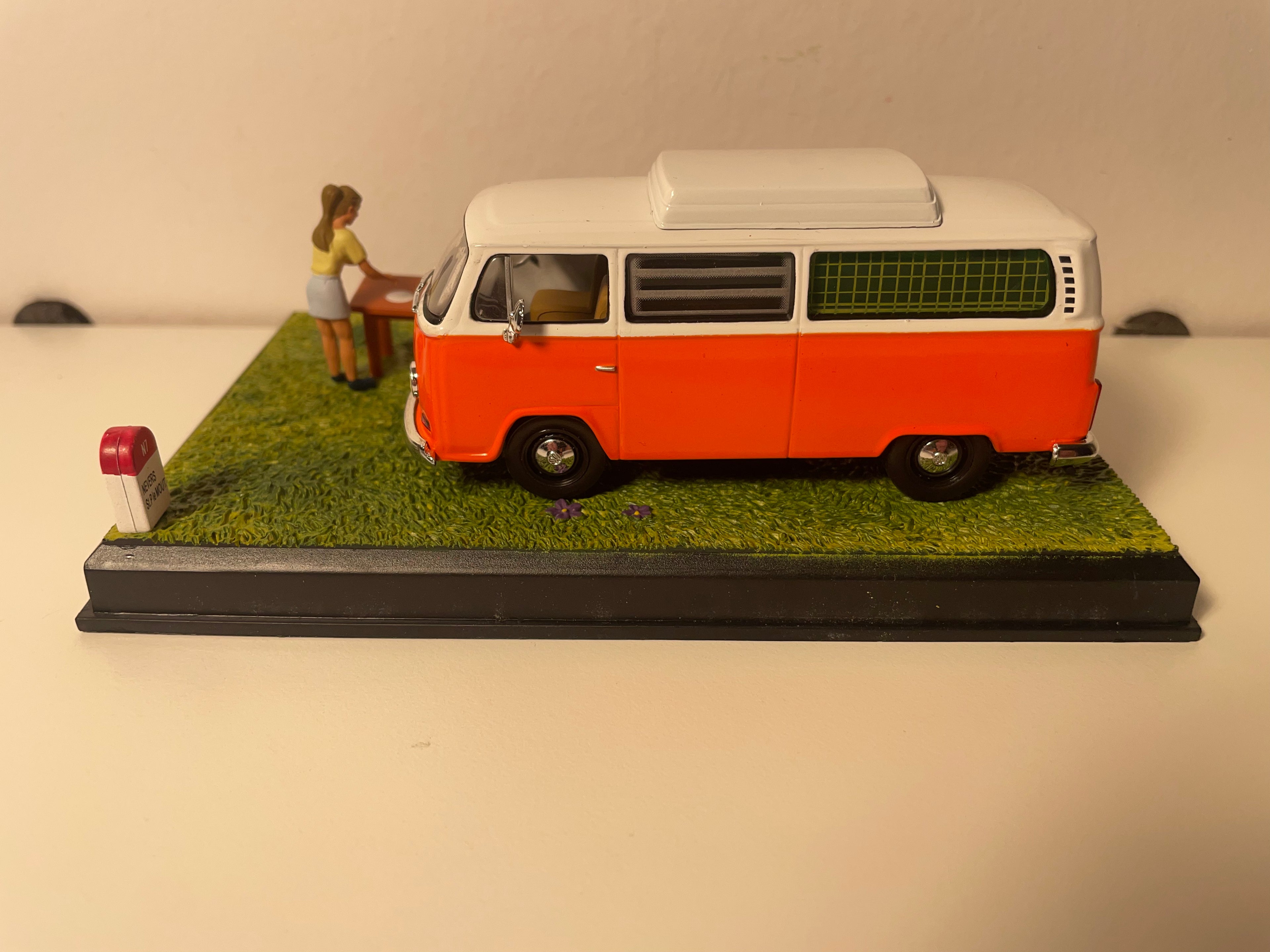 Volkswagen combi orange et toit blanc - La Nationale 7 - la route bleue