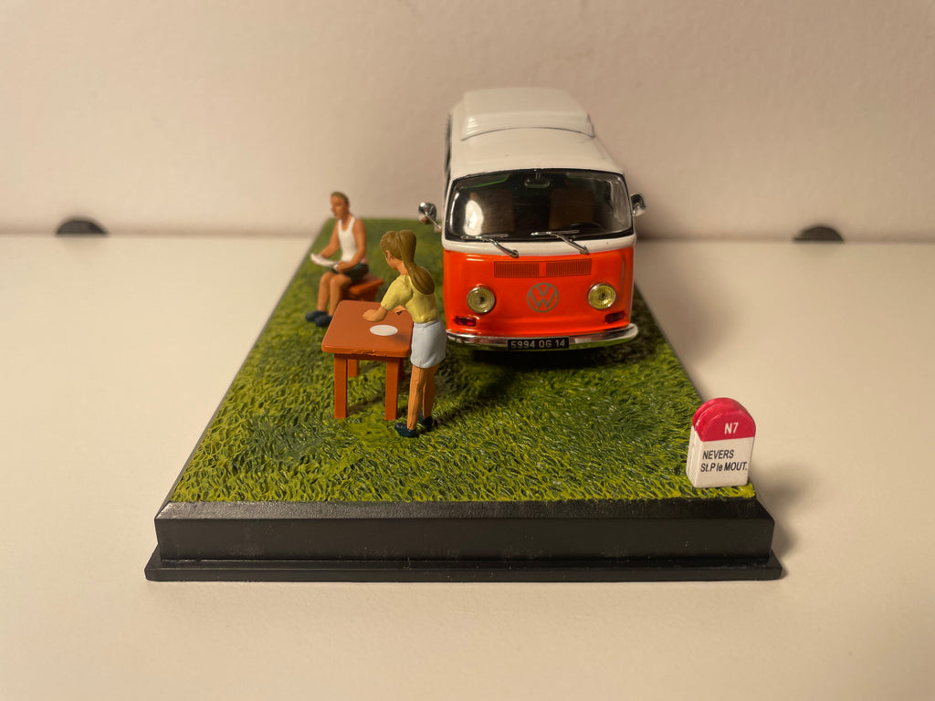 Volkswagen combi orange et toit blanc - La Nationale 7 - la route bleue