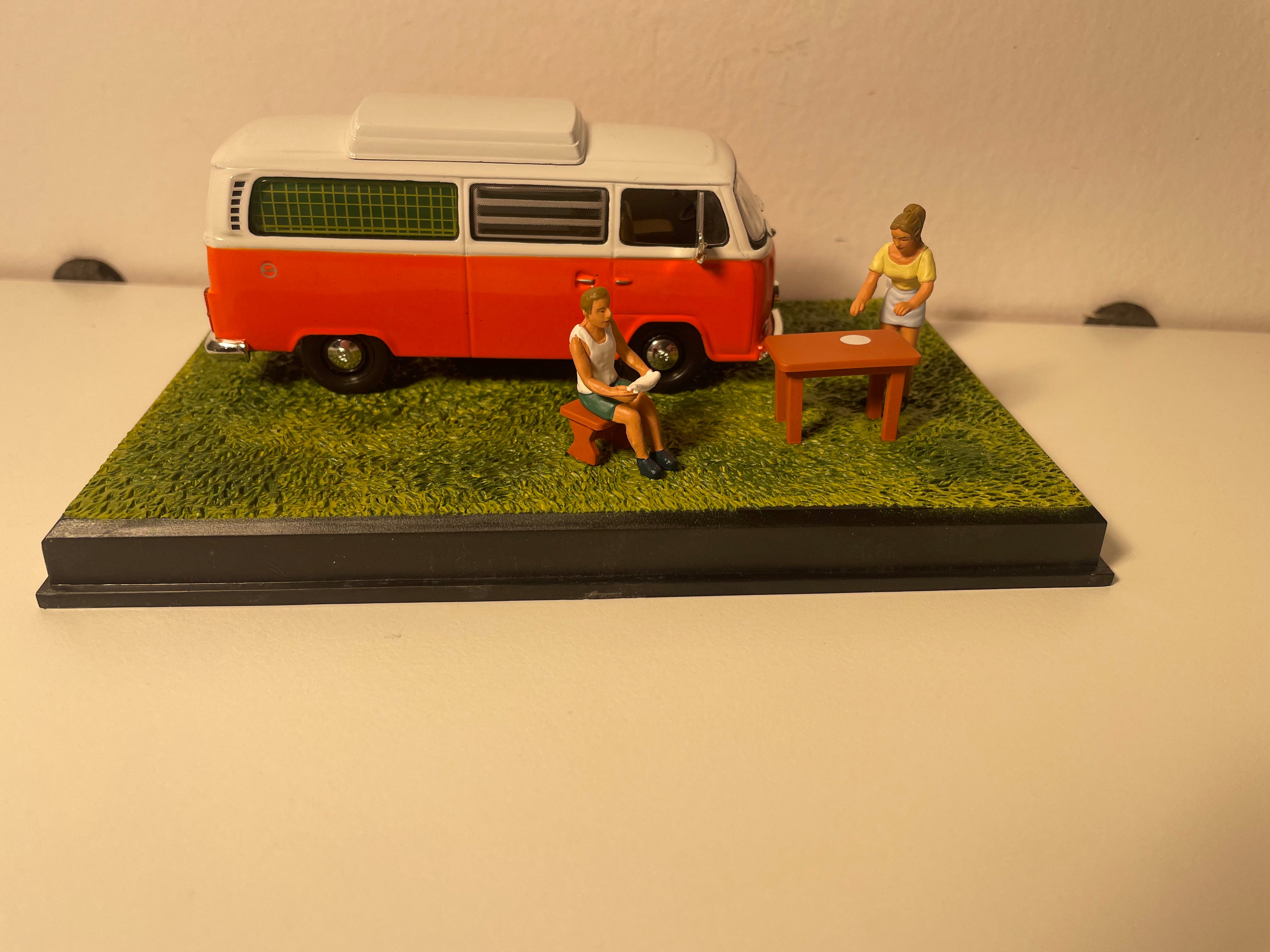 Volkswagen combi orange et toit blanc - La Nationale 7 - la route bleue