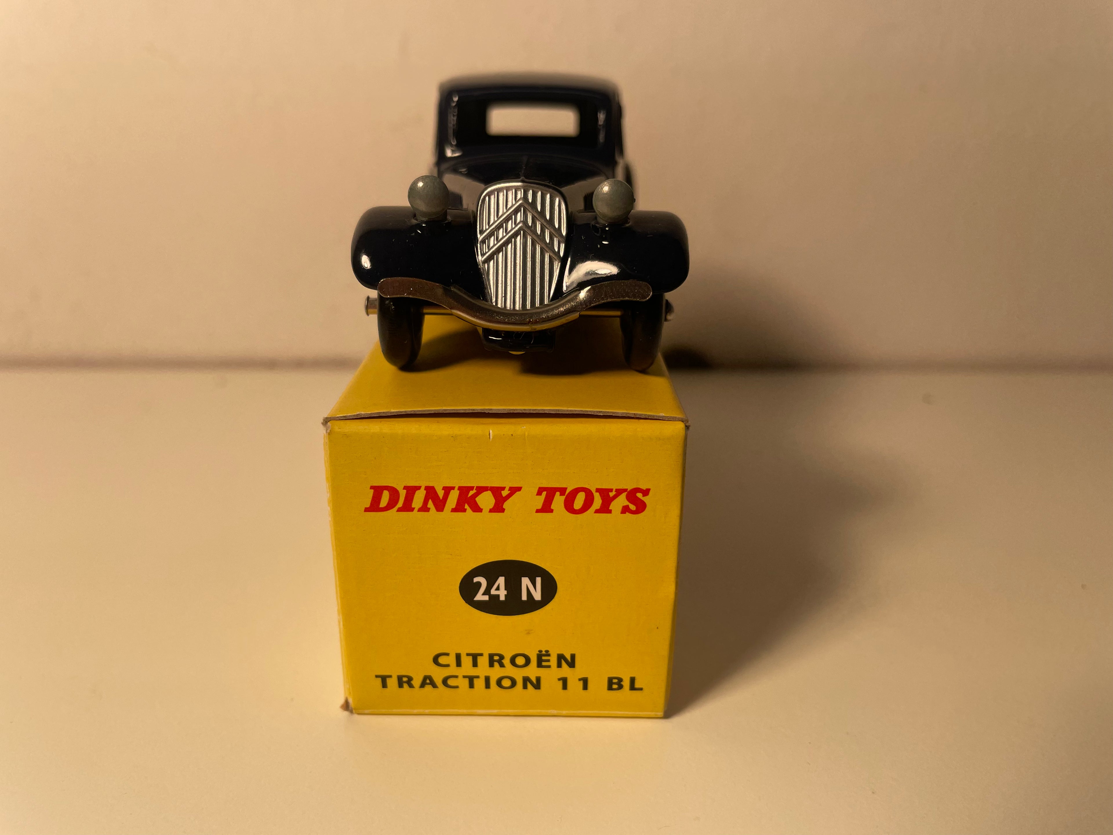 Citroën traction bleue foncée Dinky-Toys (Editiounen Atlas) - 24 N