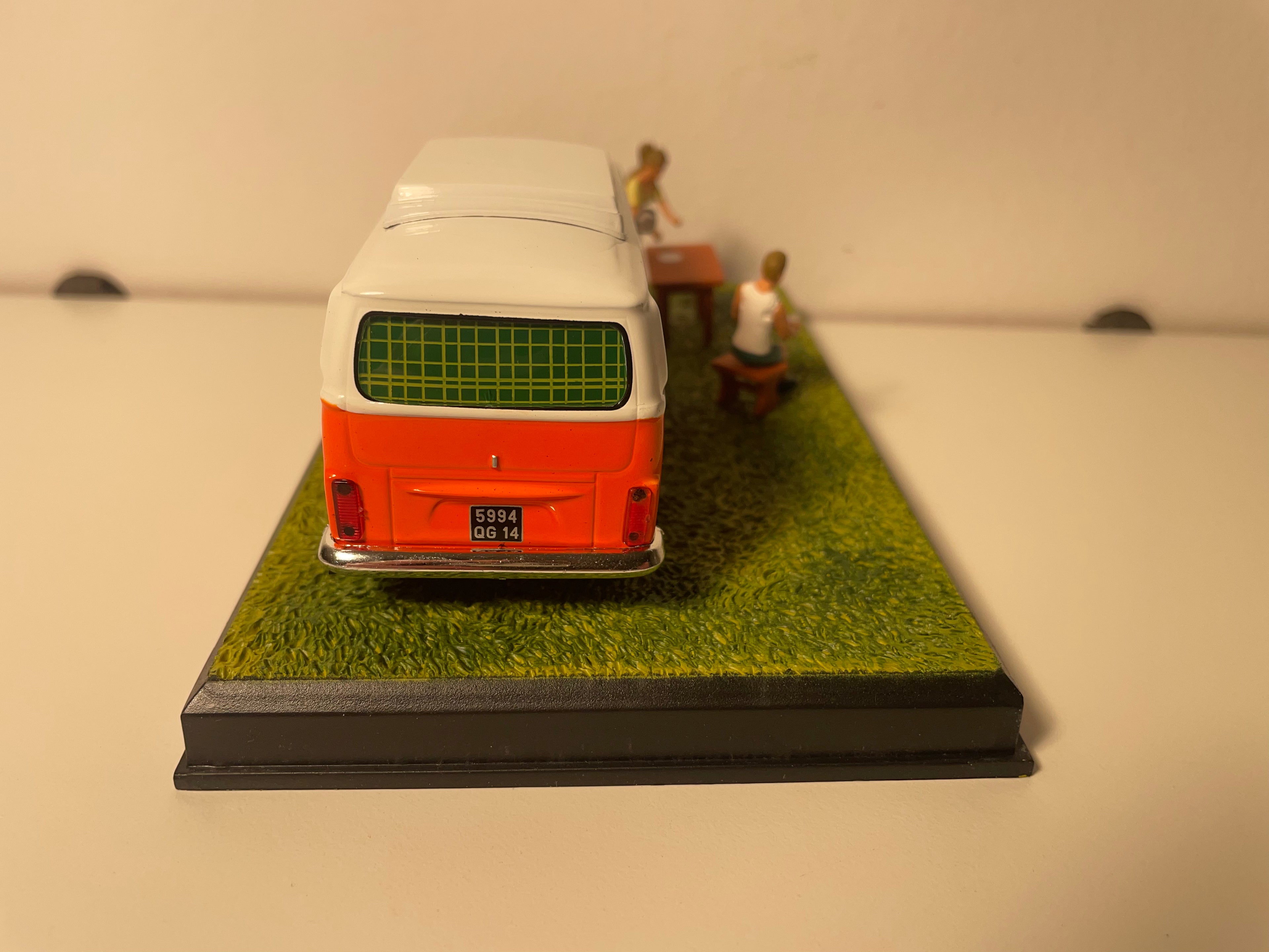 Volkswagen combi orange et toit blanc - La Nationale 7 - la route bleue