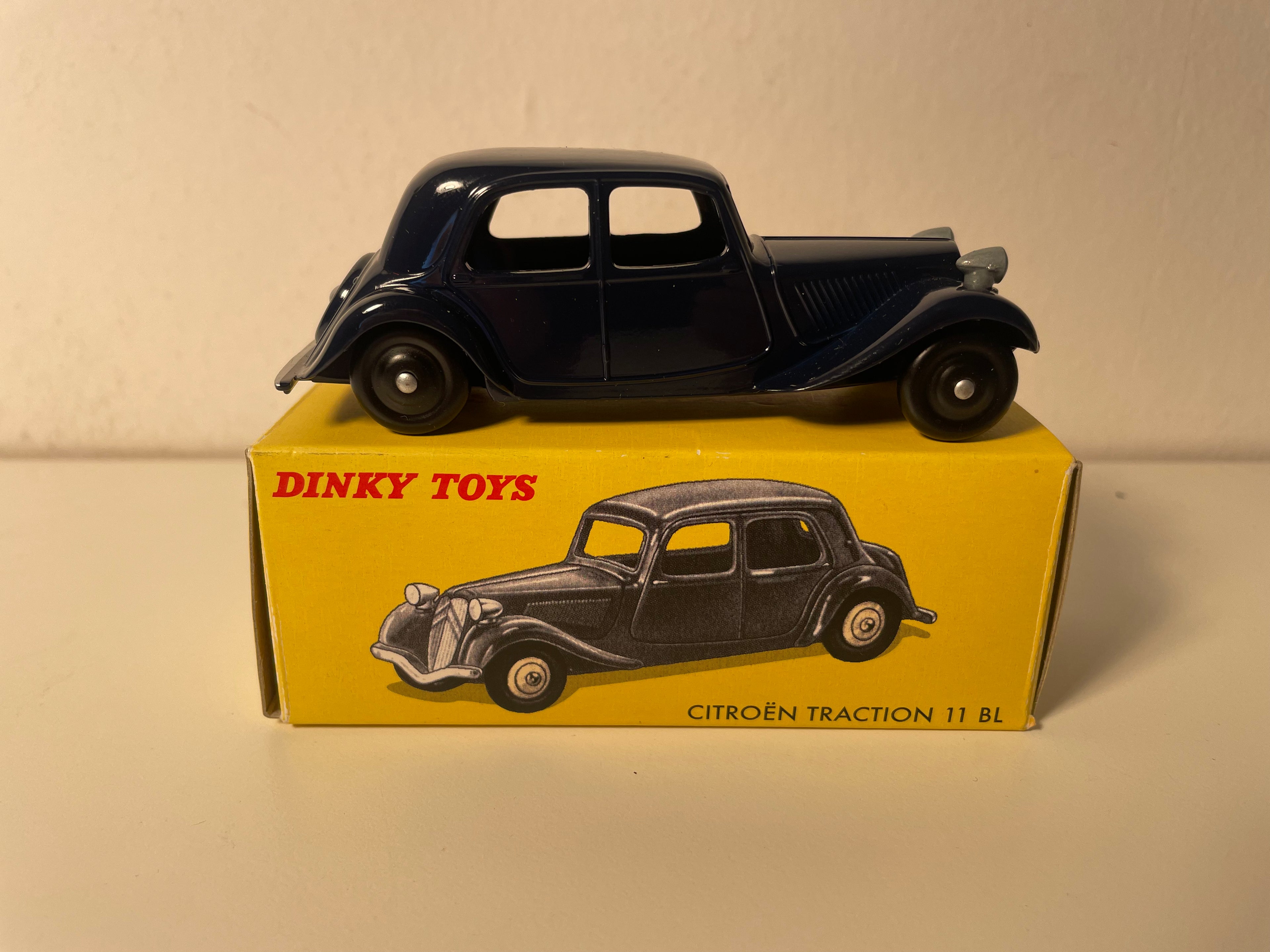 Citroën traction bleue foncée Dinky-Toys (Editiounen Atlas) - 24 N