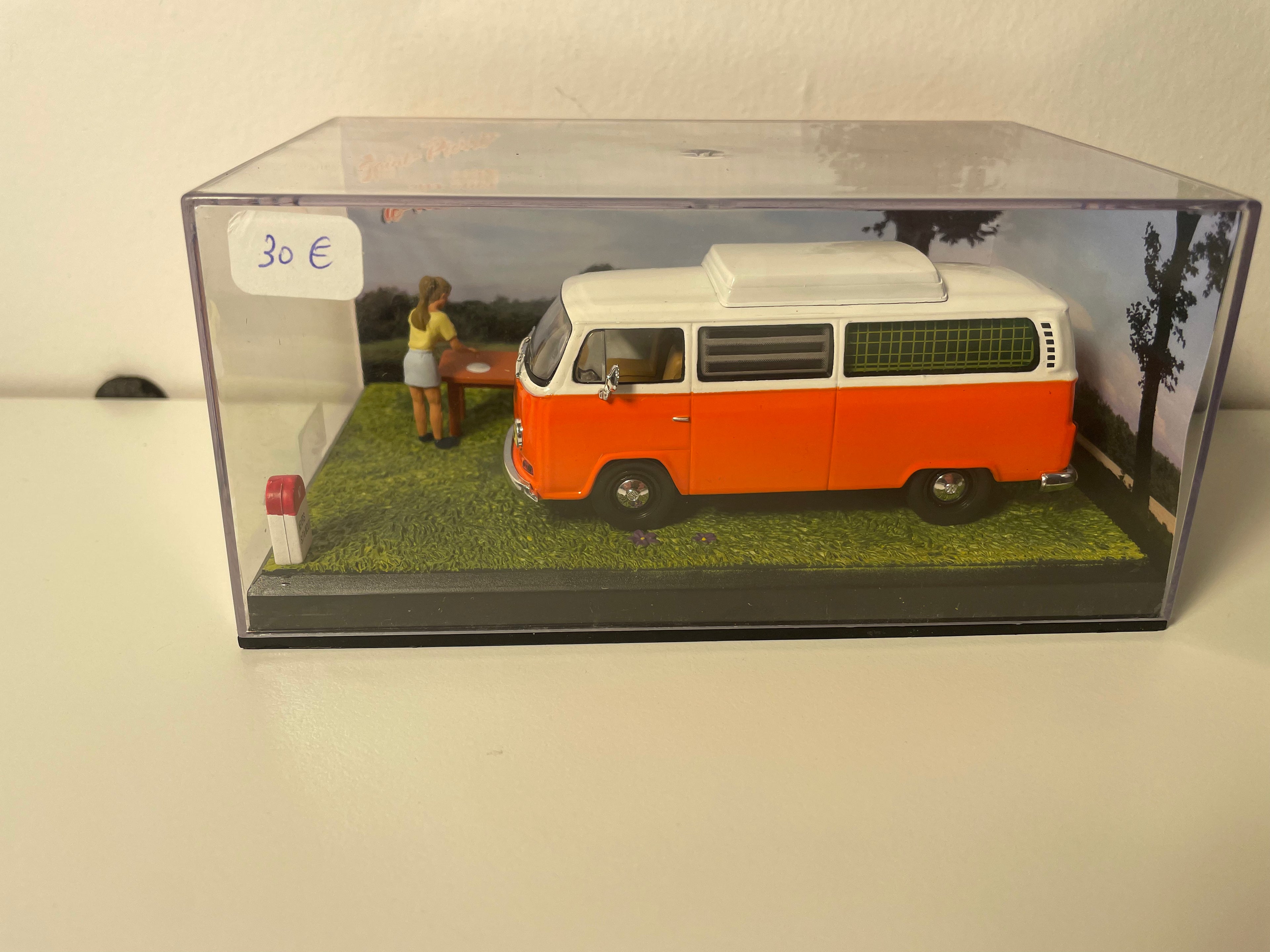 Volkswagen combi orange et toit blanc - La Nationale 7 - la route bleue