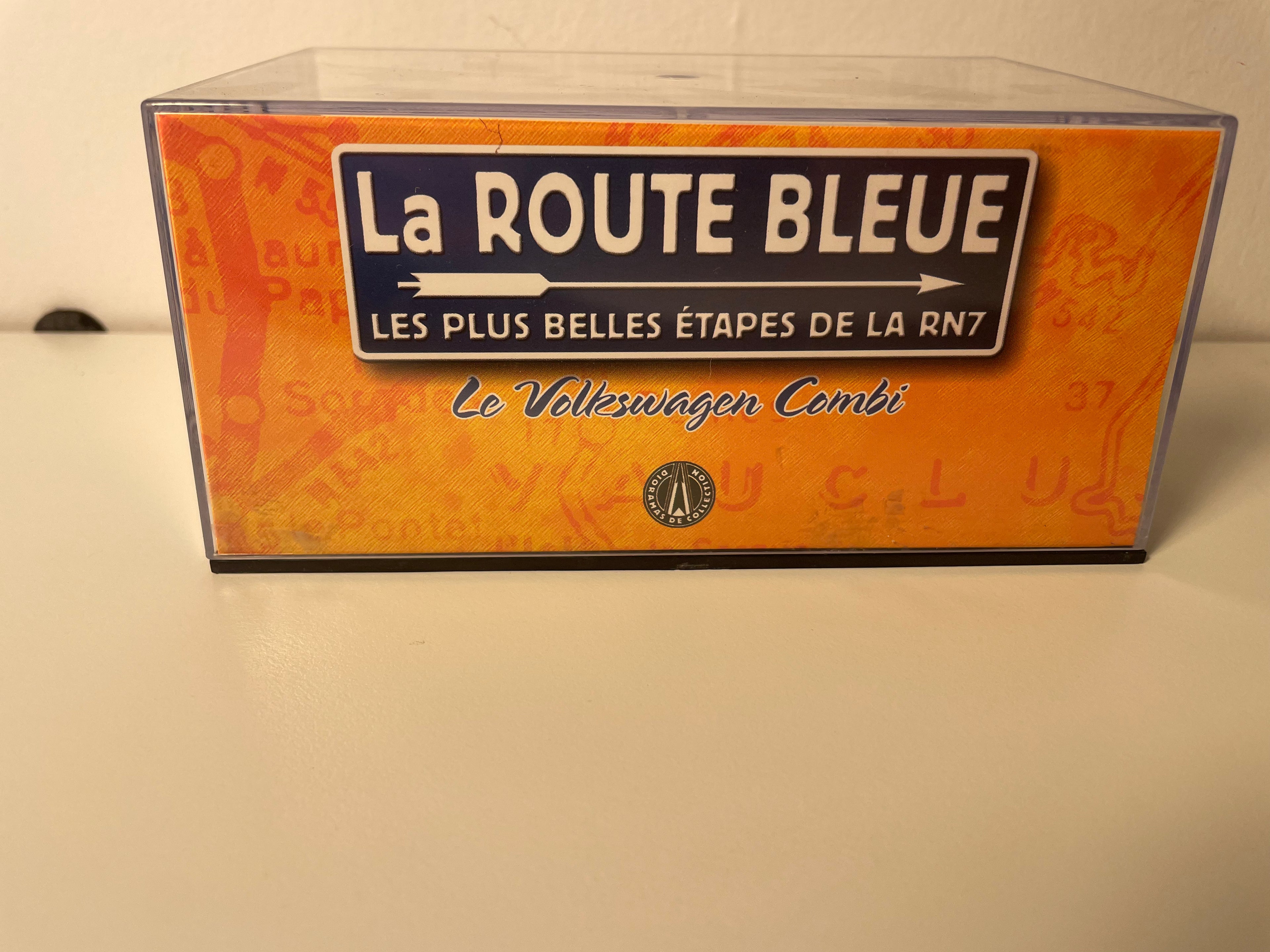 Volkswagen combi orange et toit blanc - La Nationale 7 - la route bleue