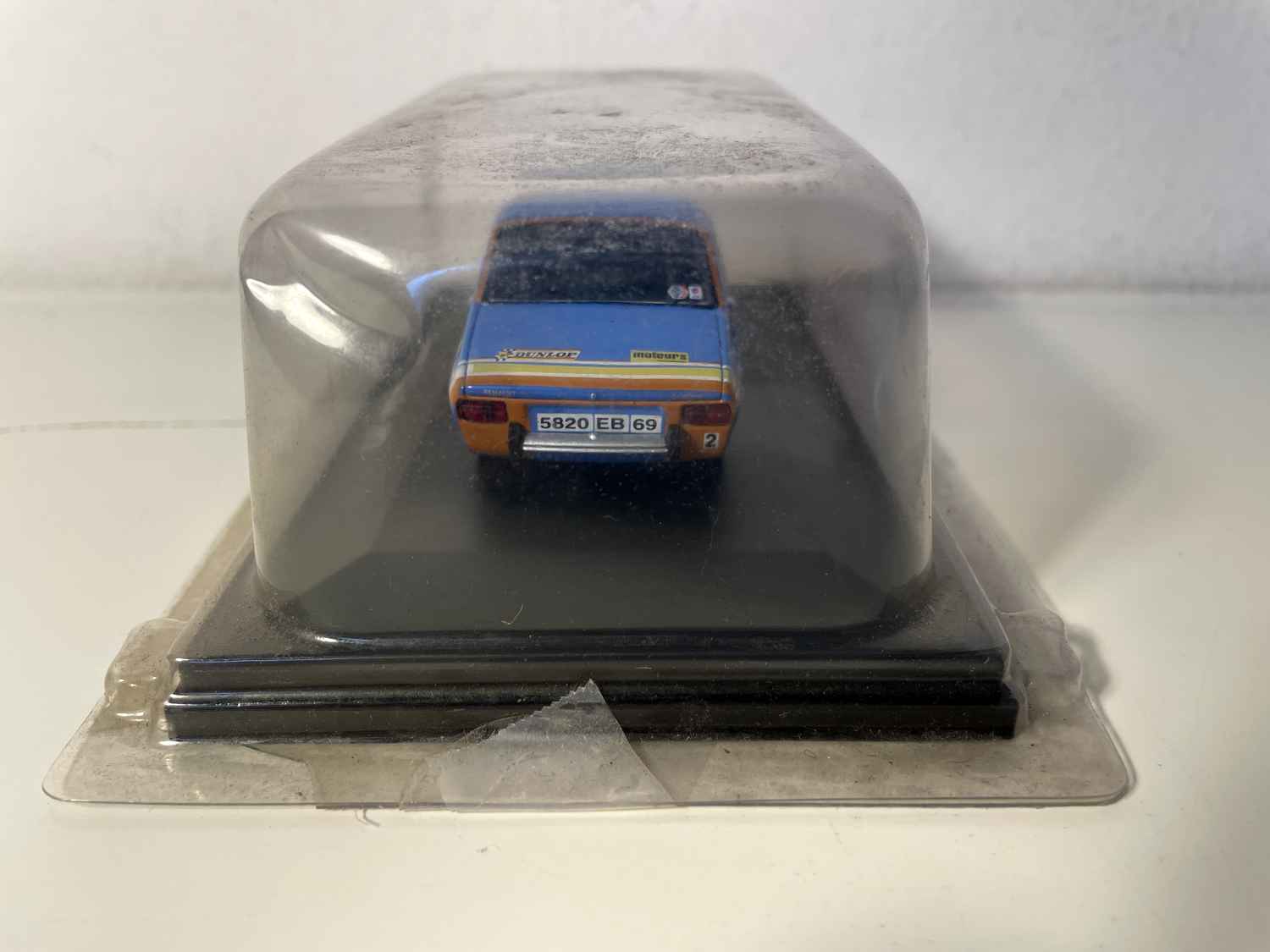 Niebiesko-pomarańczowy Renault 12 Gordini z 1971 roku - z numerem 2