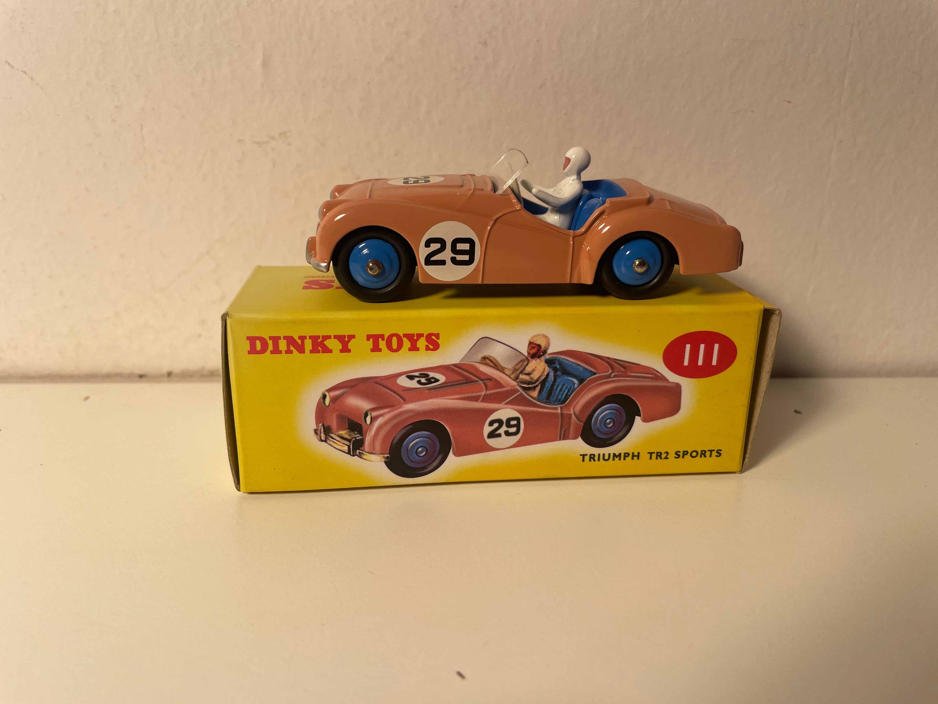 Triumph TR2 Sport in lachsfarben Nummer 23 Dinky-Toys (Atlas Editionen) - Nr. 111