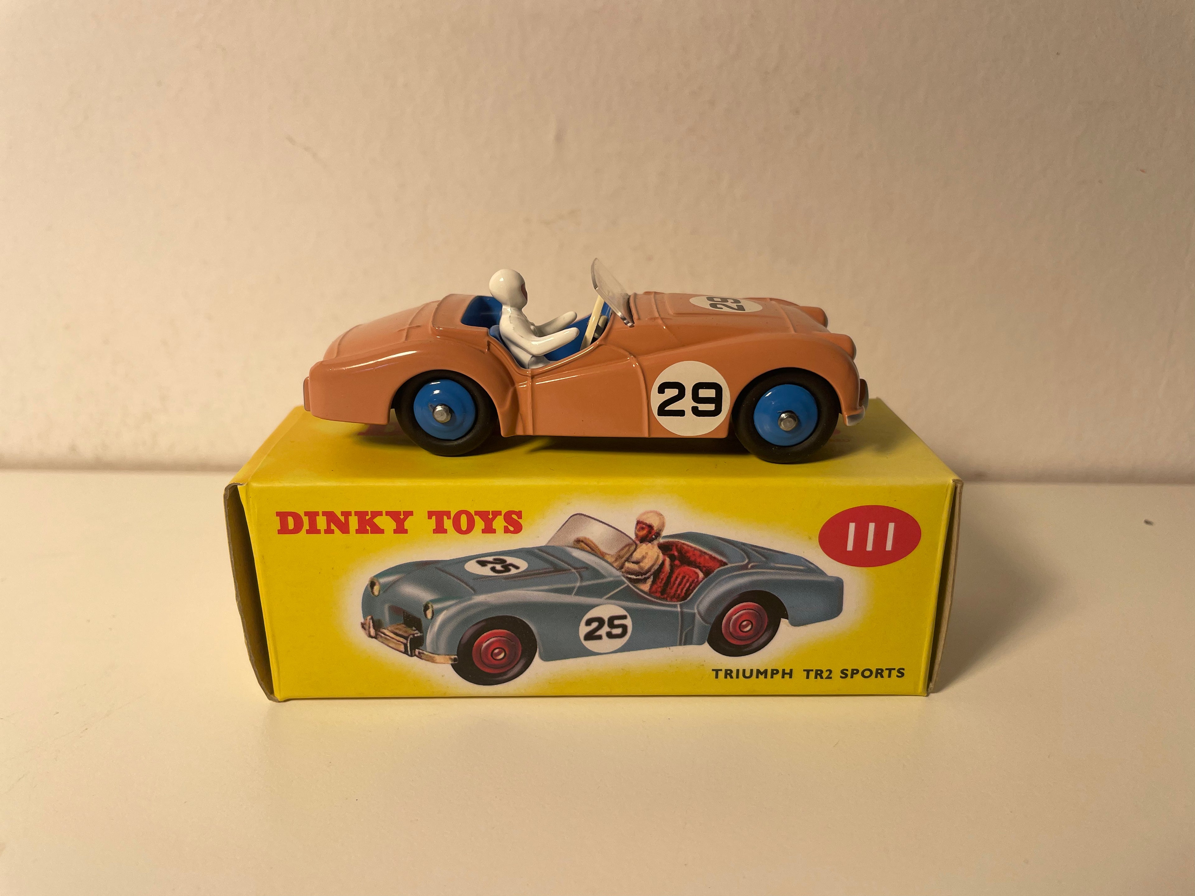Triumph TR2 Sport in lachsfarben Nummer 23 Dinky-Toys (Atlas Editionen) - Nr. 111
