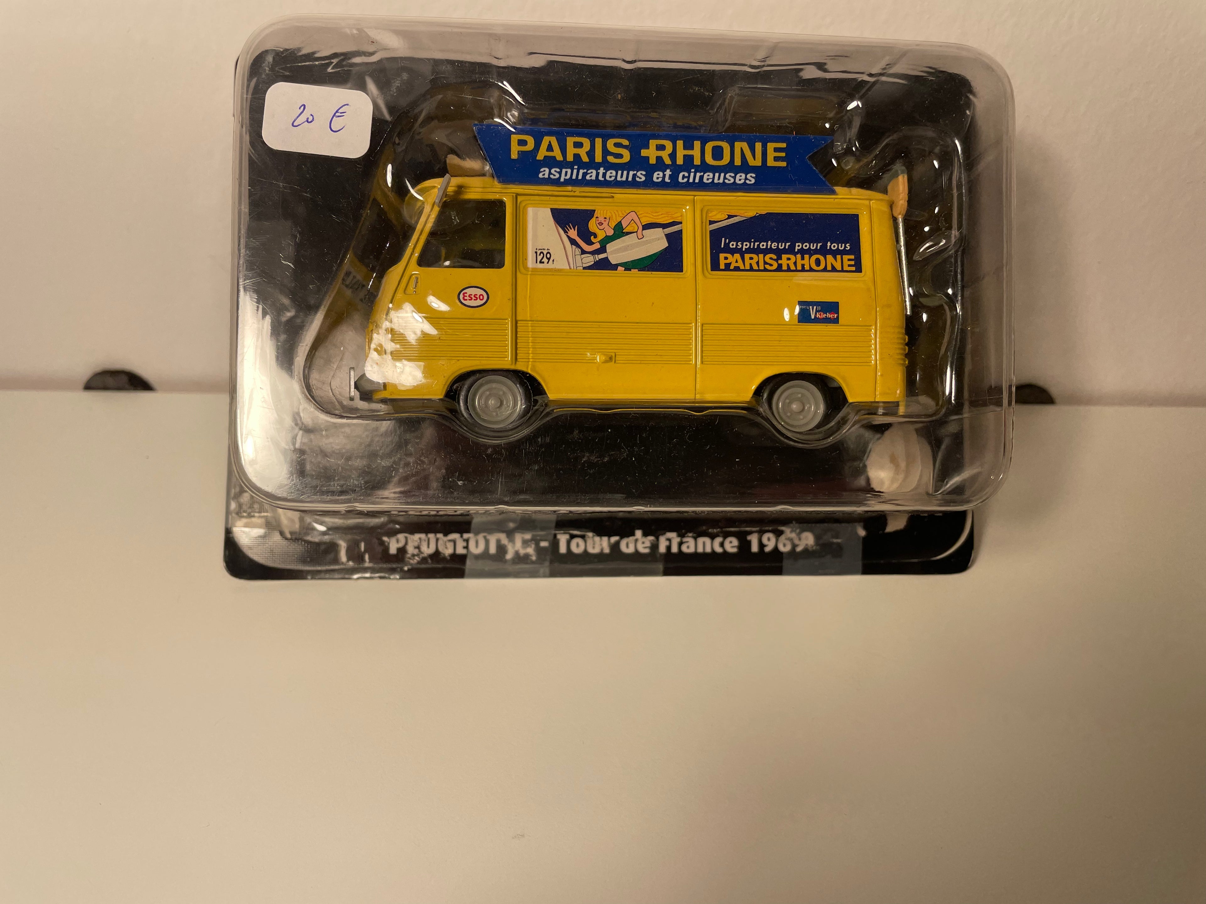 Peugeot J7 jaune "Paris - Rhone" du Tour de France de 1969