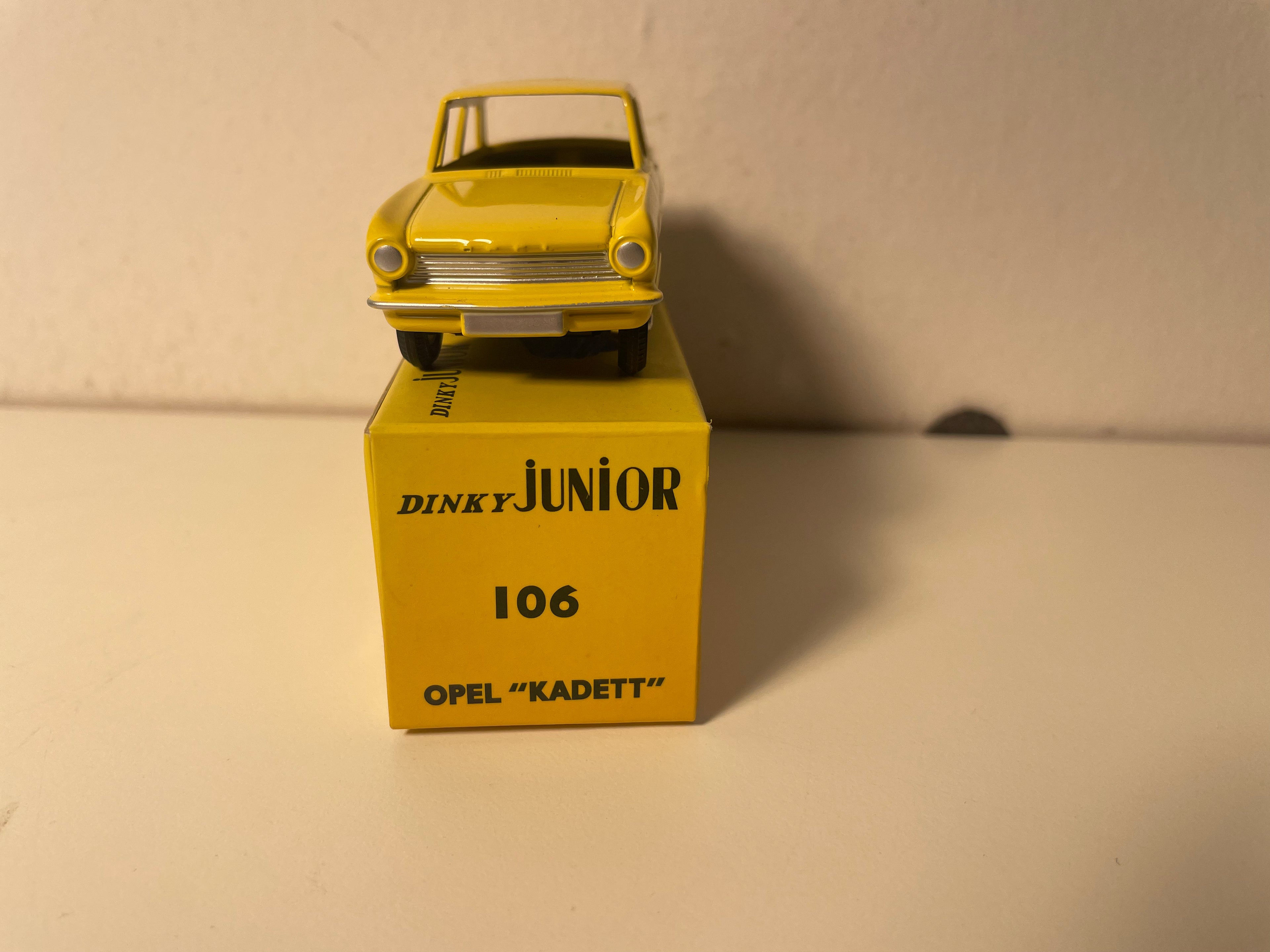 Opel Kadett Amarelo Dinky-Toys (edições Atlas) - N°106