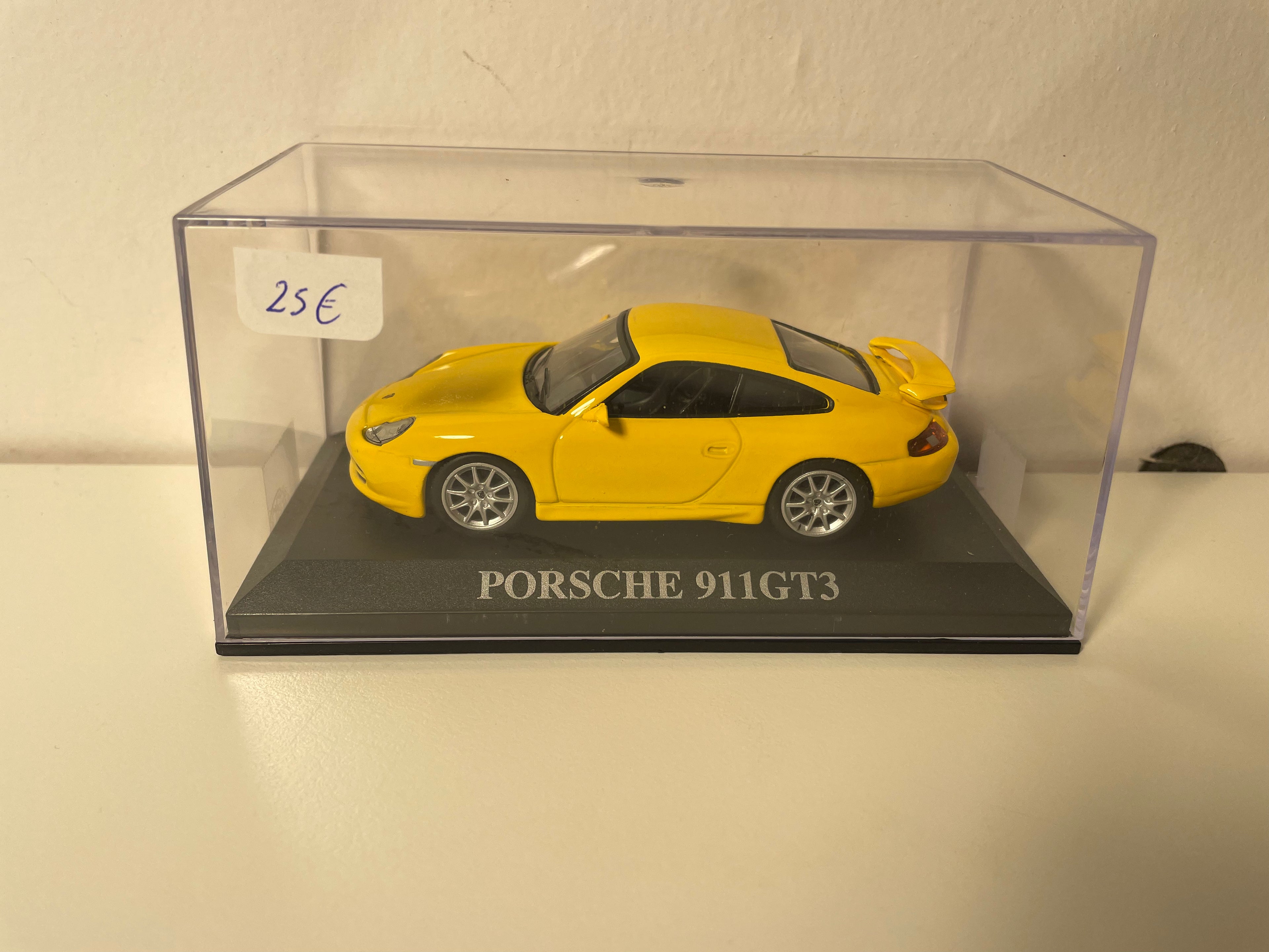 2001 giele Porsche 911GT3