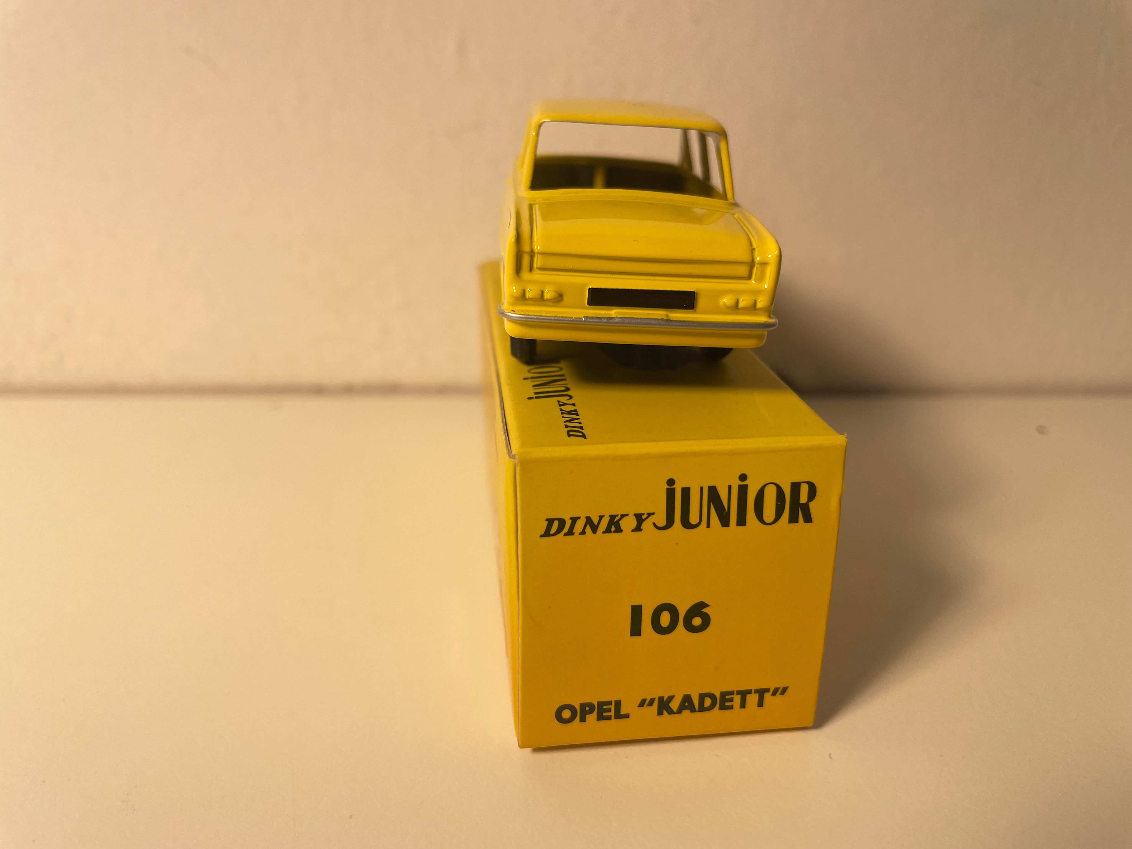 Opel Kadett Amarelo Dinky-Toys (edições Atlas) - N°106