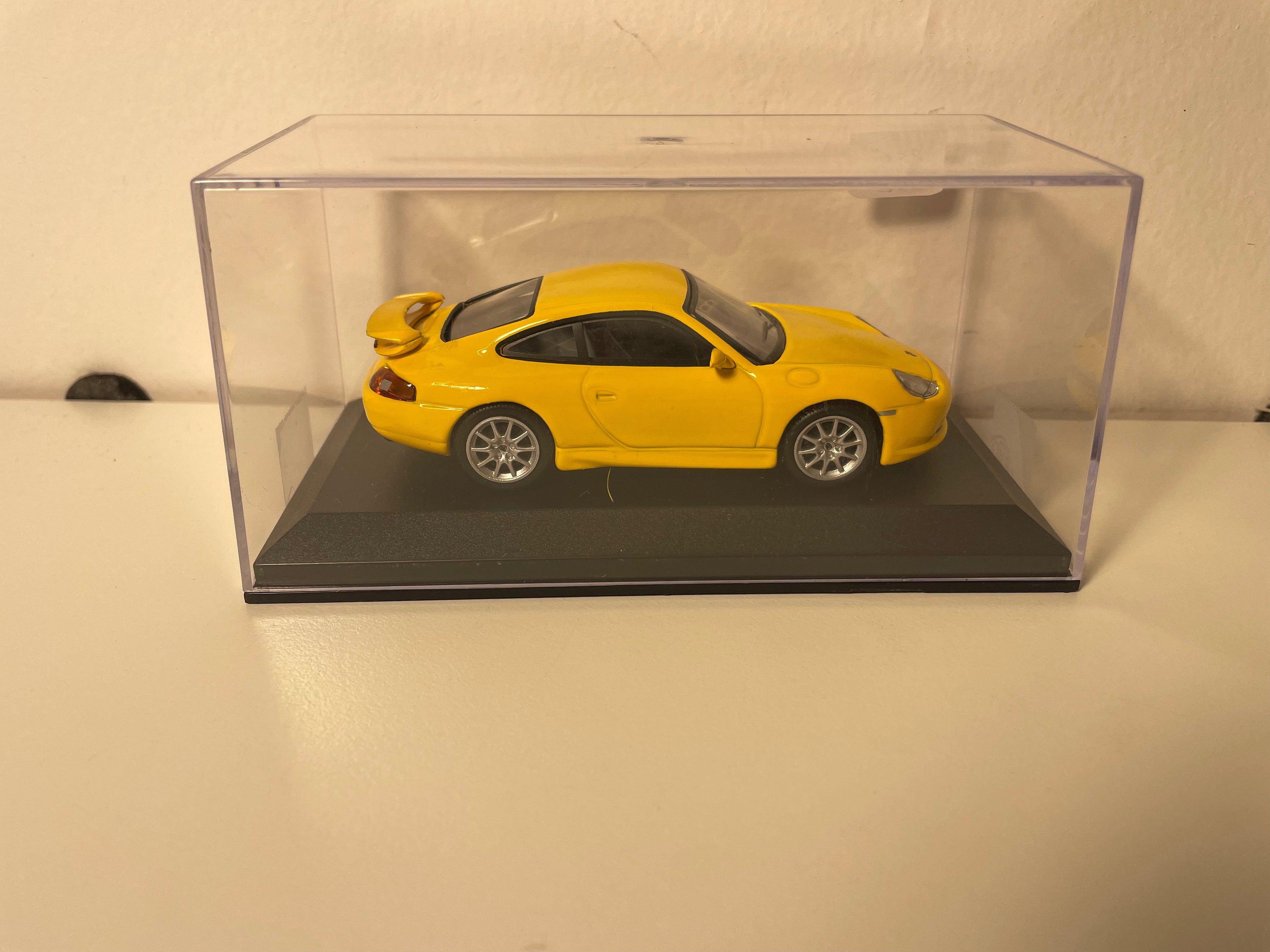 2001 giele Porsche 911GT3