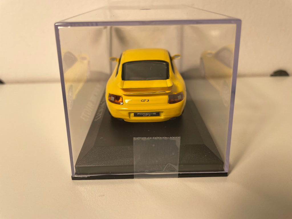 2001 giele Porsche 911GT3