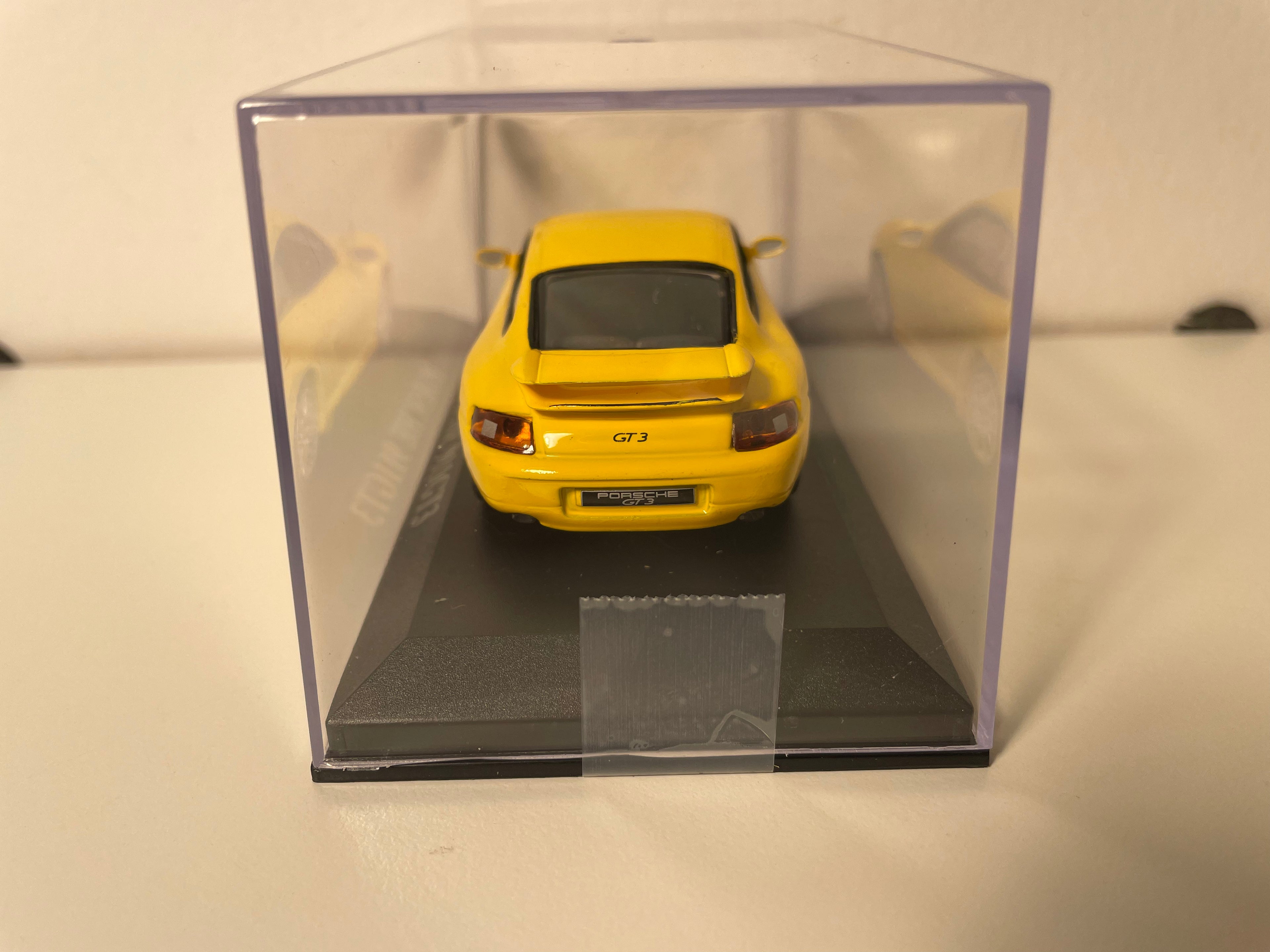 2001 giele Porsche 911GT3