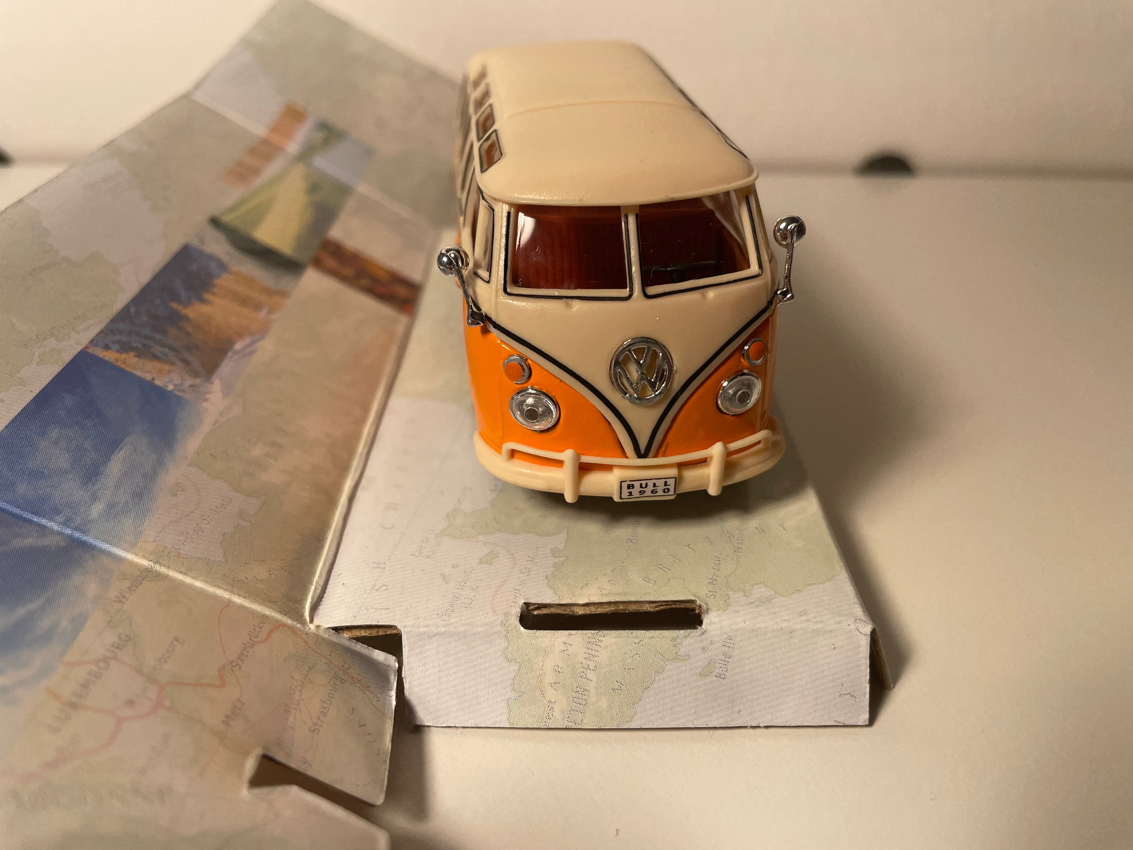 Volkswagen bus Samba naranja con techo beige (Cararama)