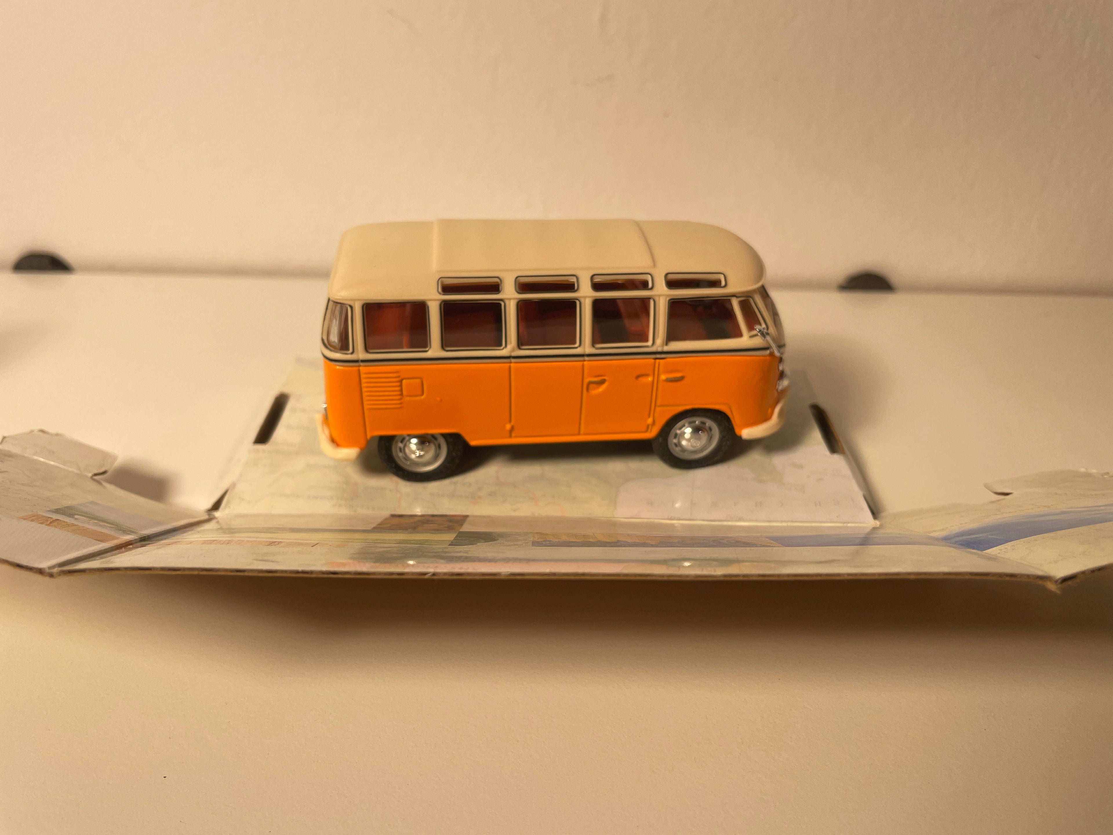Volkswagen bus Samba naranja con techo beige (Cararama)