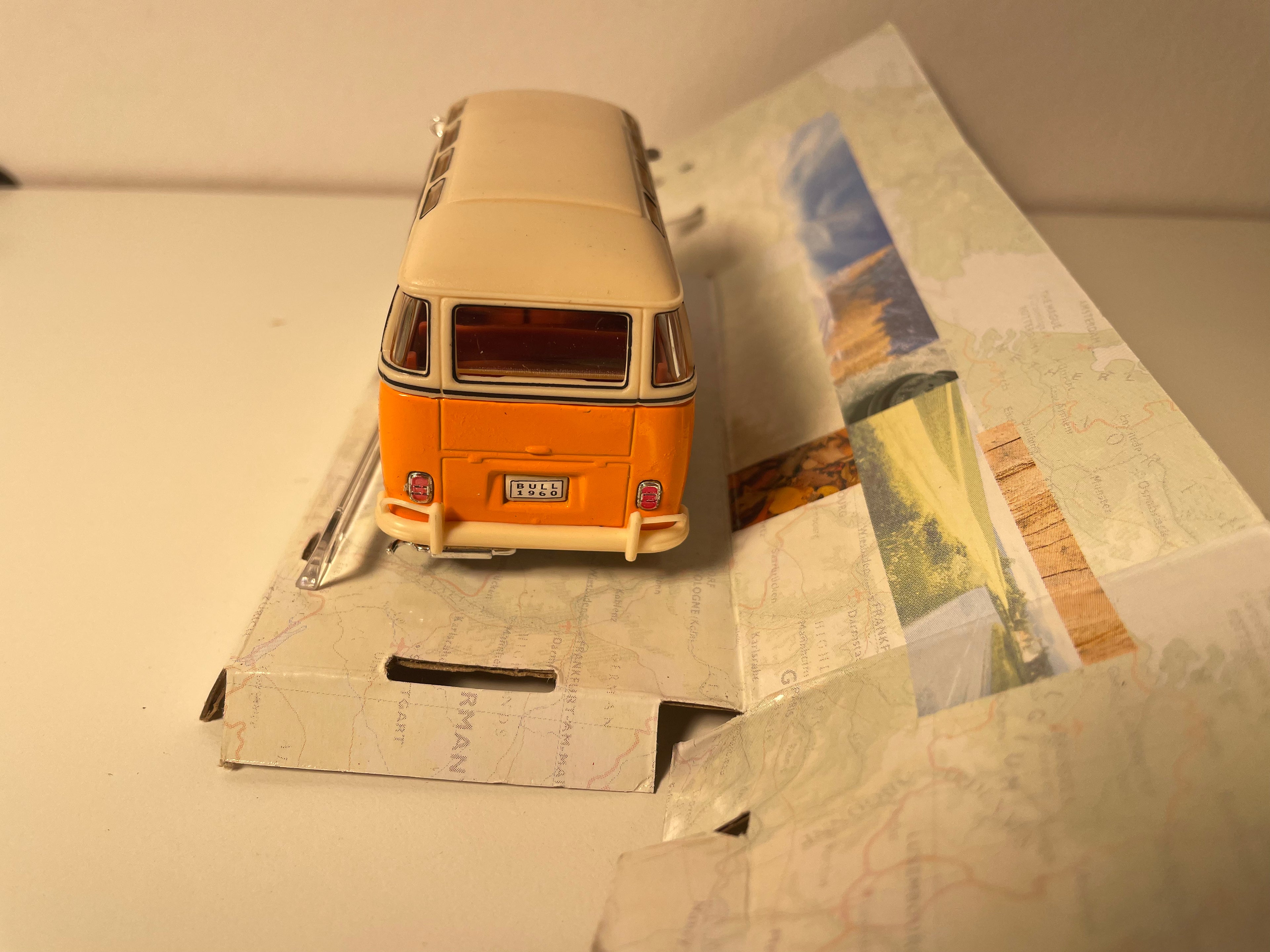 Volkswagen bus Samba naranja con techo beige (Cararama)