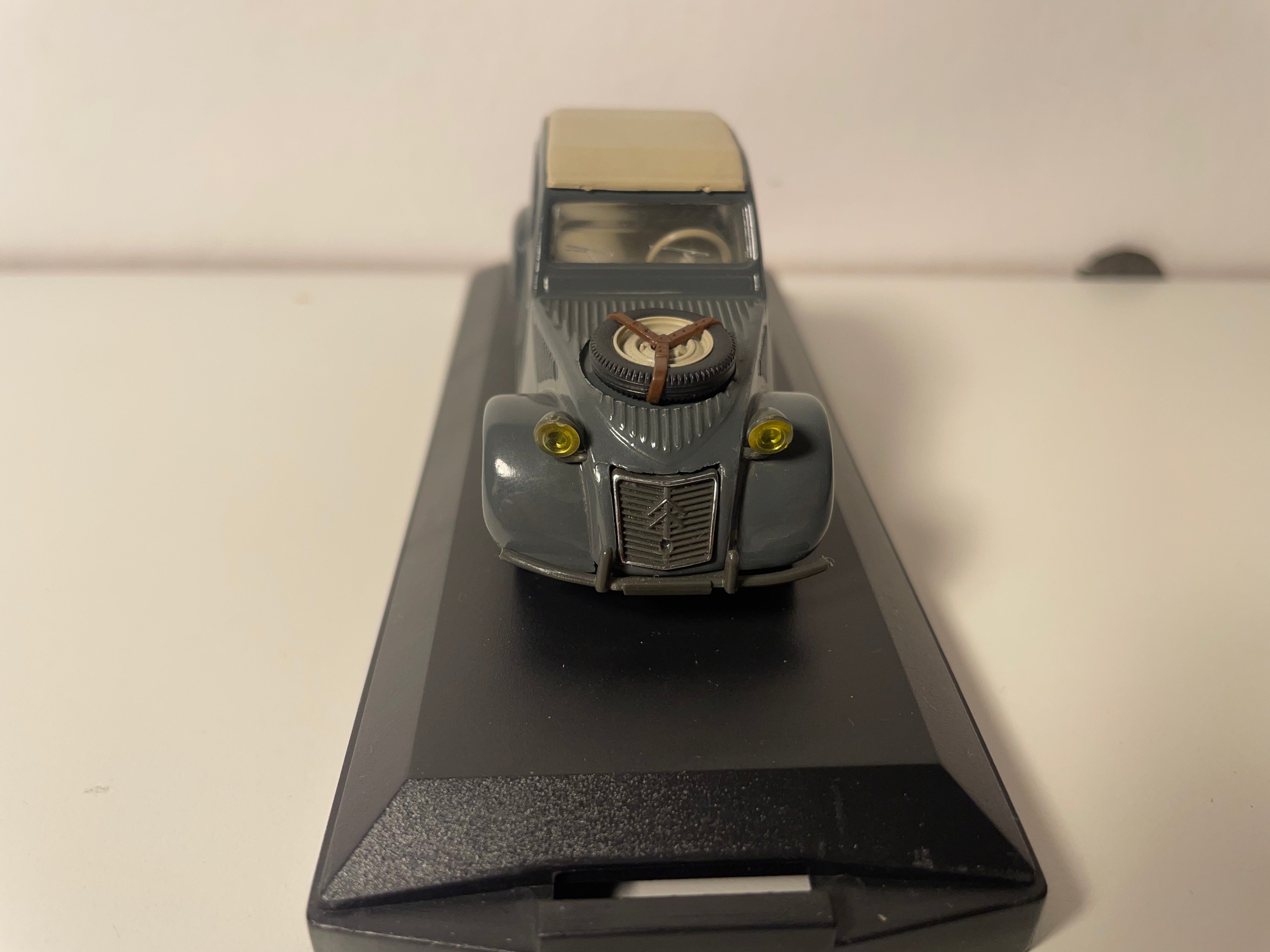 Citroën 2 CV Sahara 4x4 szara z 1958 roku - Vitesse numer referencyjny 037 A