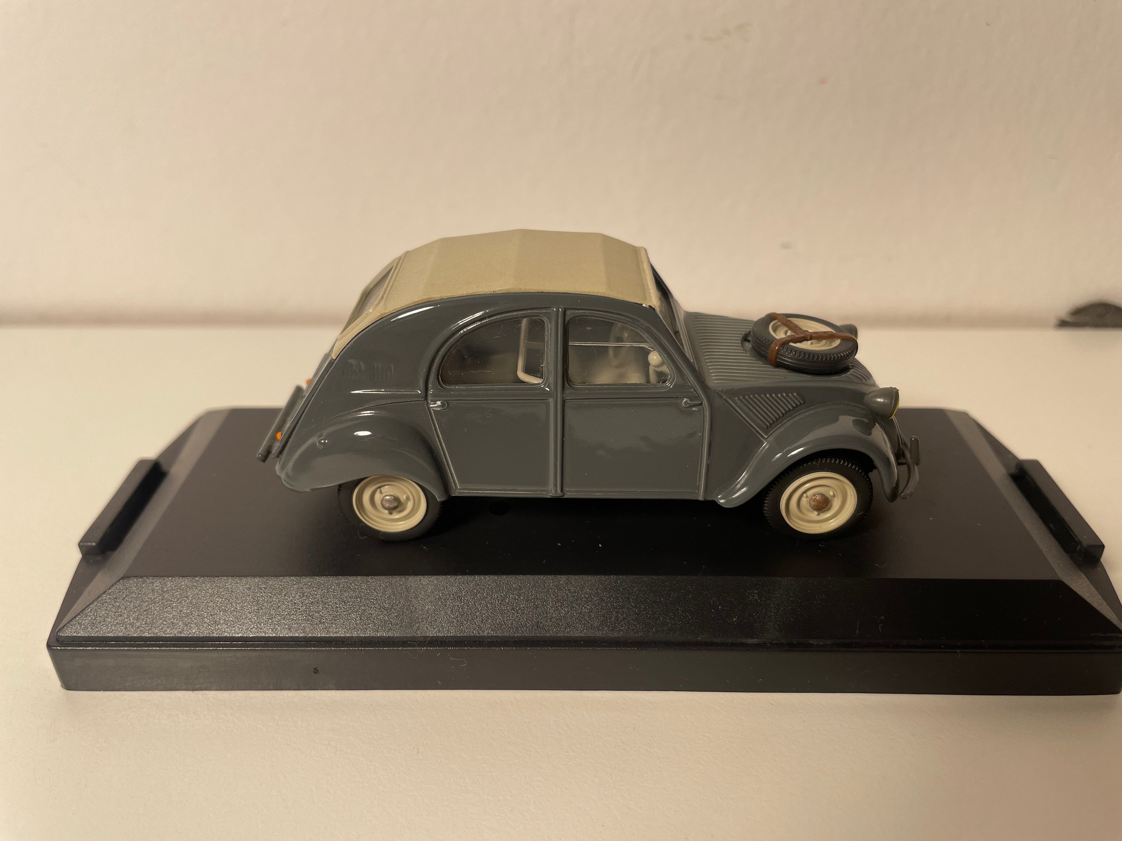 Citroën 2 CV Sahara 4x4 szara z 1958 roku - Vitesse numer referencyjny 037 A