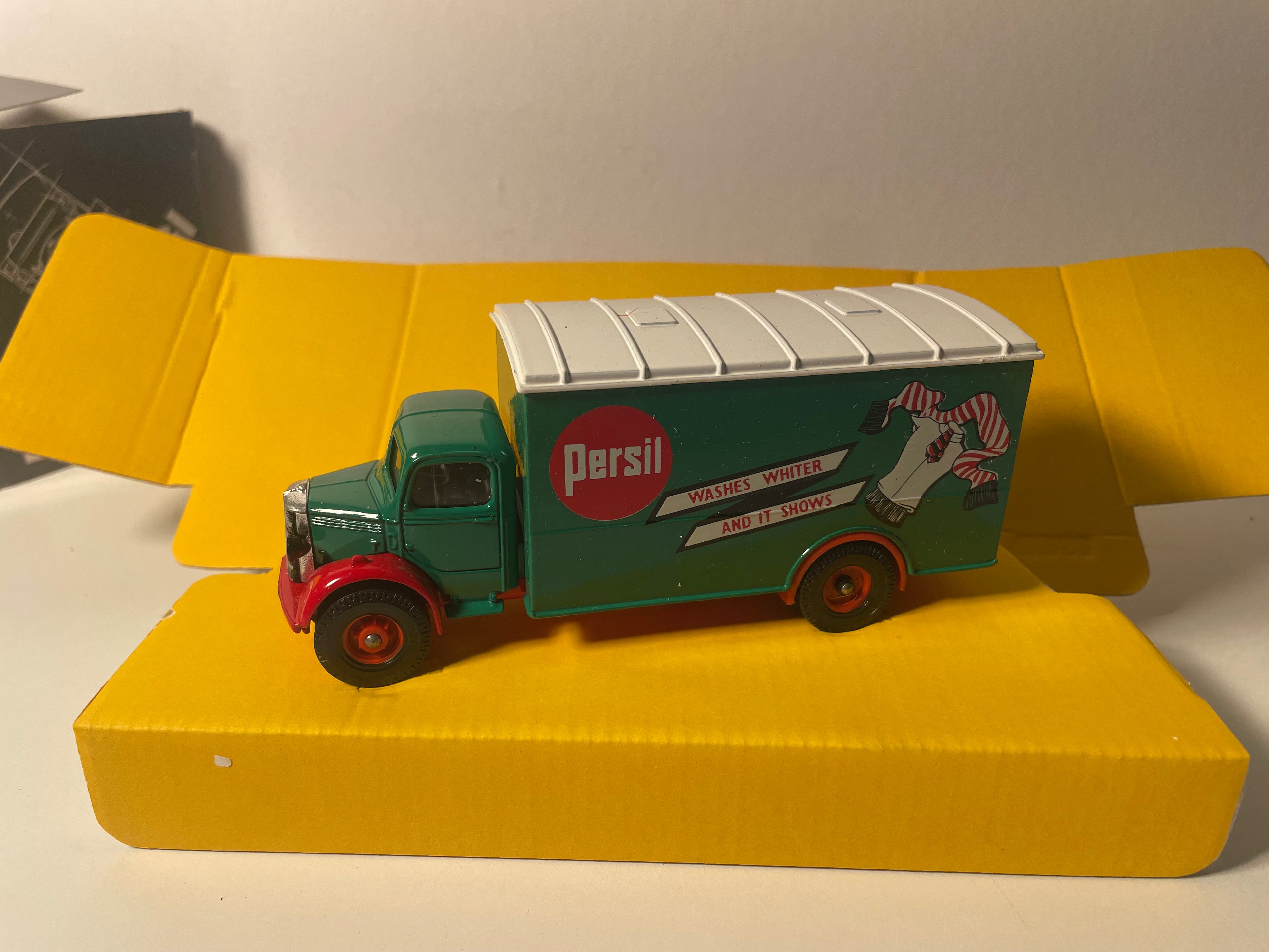 Camion Bedford O series Van vert et toit blanc avec publicité pour la lessive PERSIL - CORGI référence 822/1