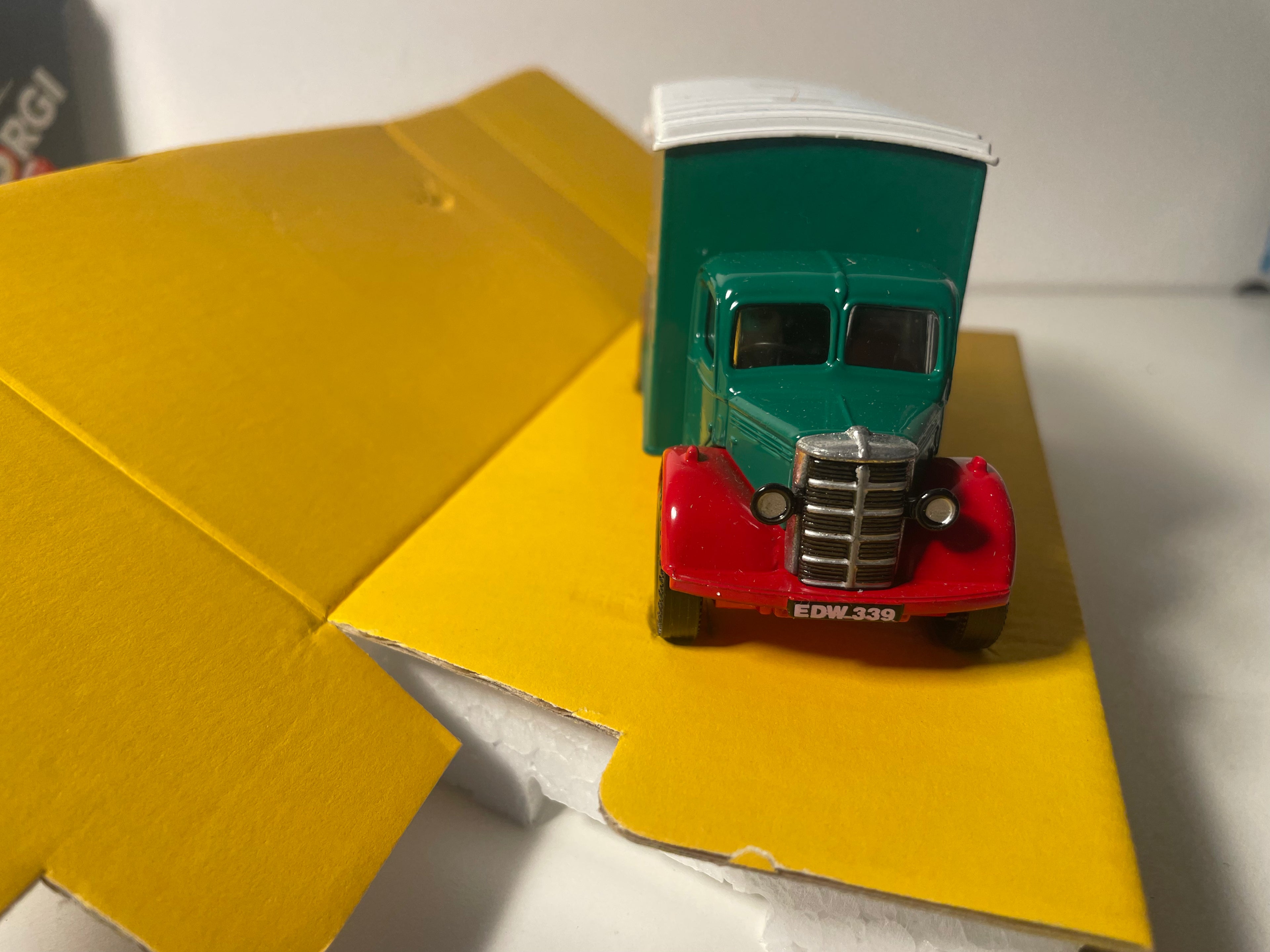 Camion Bedford O series Van vert et toit blanc avec publicité pour la lessive PERSIL - CORGI référence 822/1