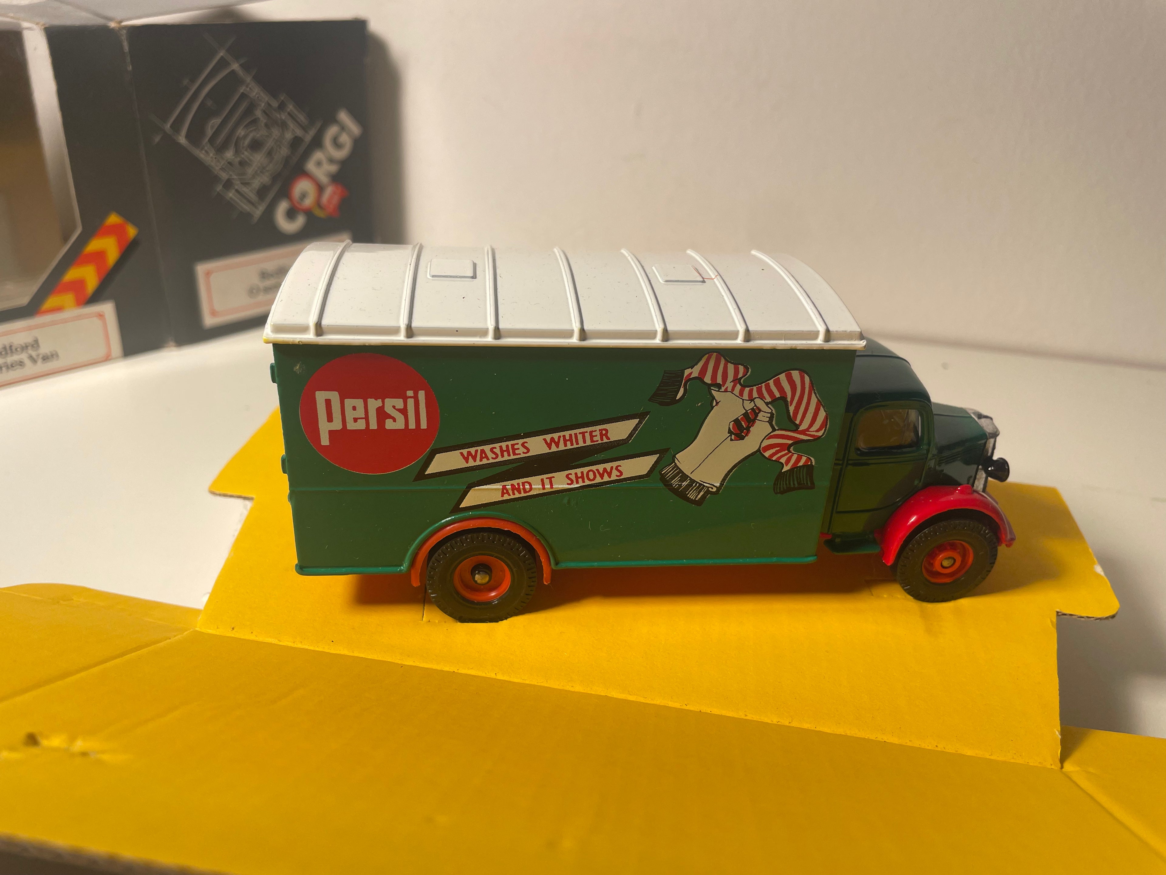 Camion Bedford O series Van vert et toit blanc avec publicité pour la lessive PERSIL - CORGI référence 822/1