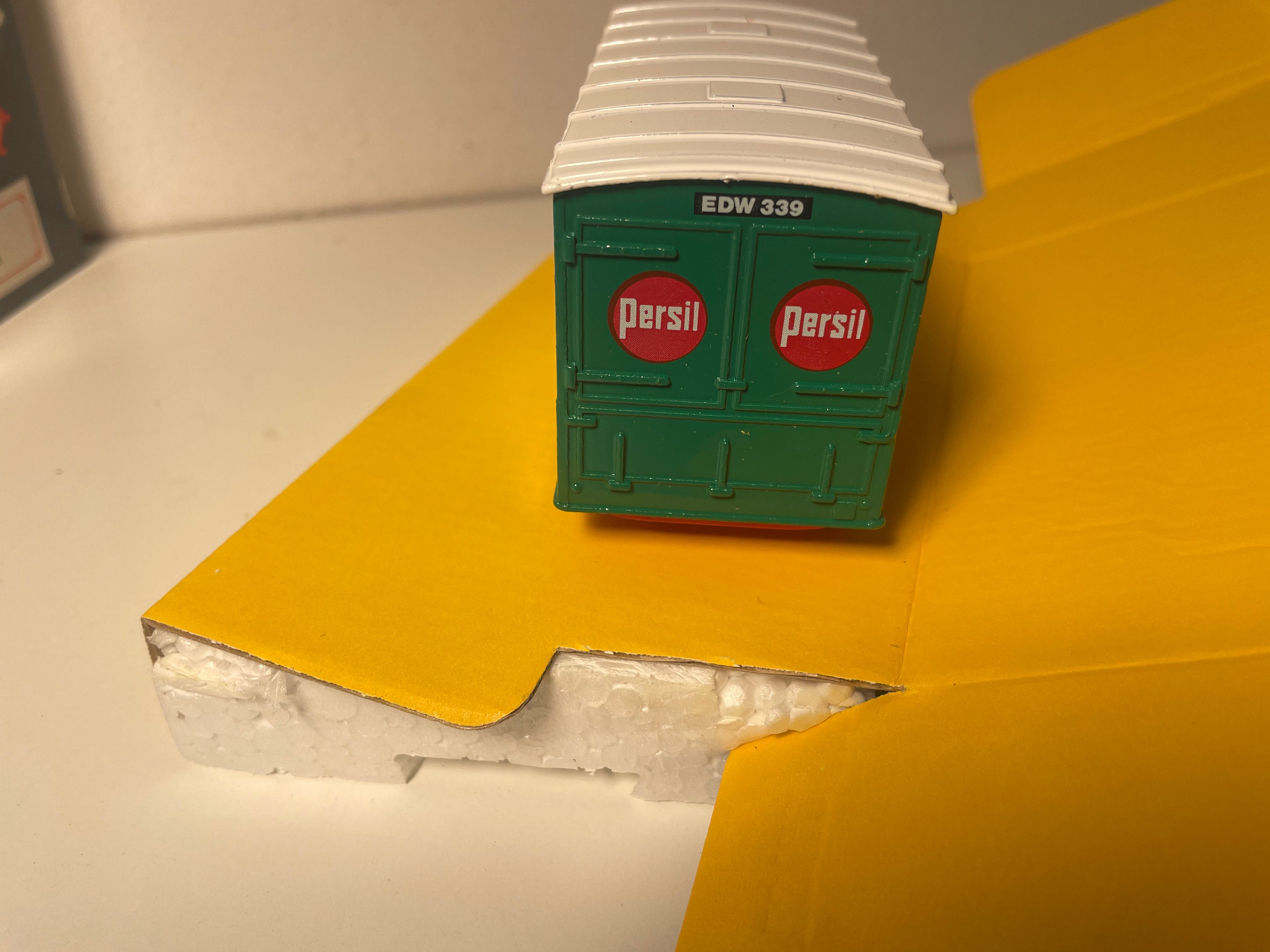 Camion Bedford O series Van vert et toit blanc avec publicité pour la lessive PERSIL - CORGI référence 822/1
