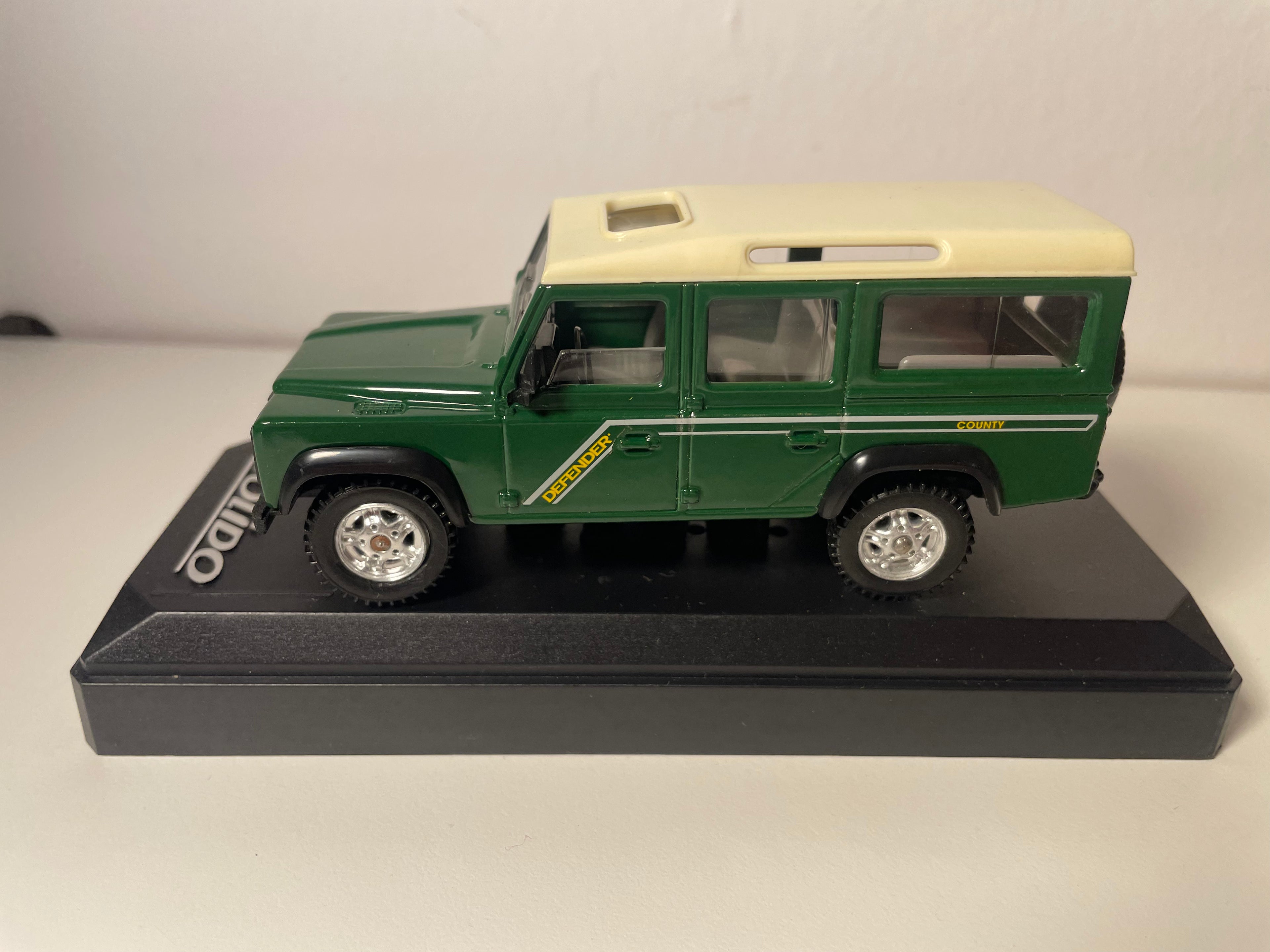 Land Rover Defender County gréng - Solido Referenz 1543