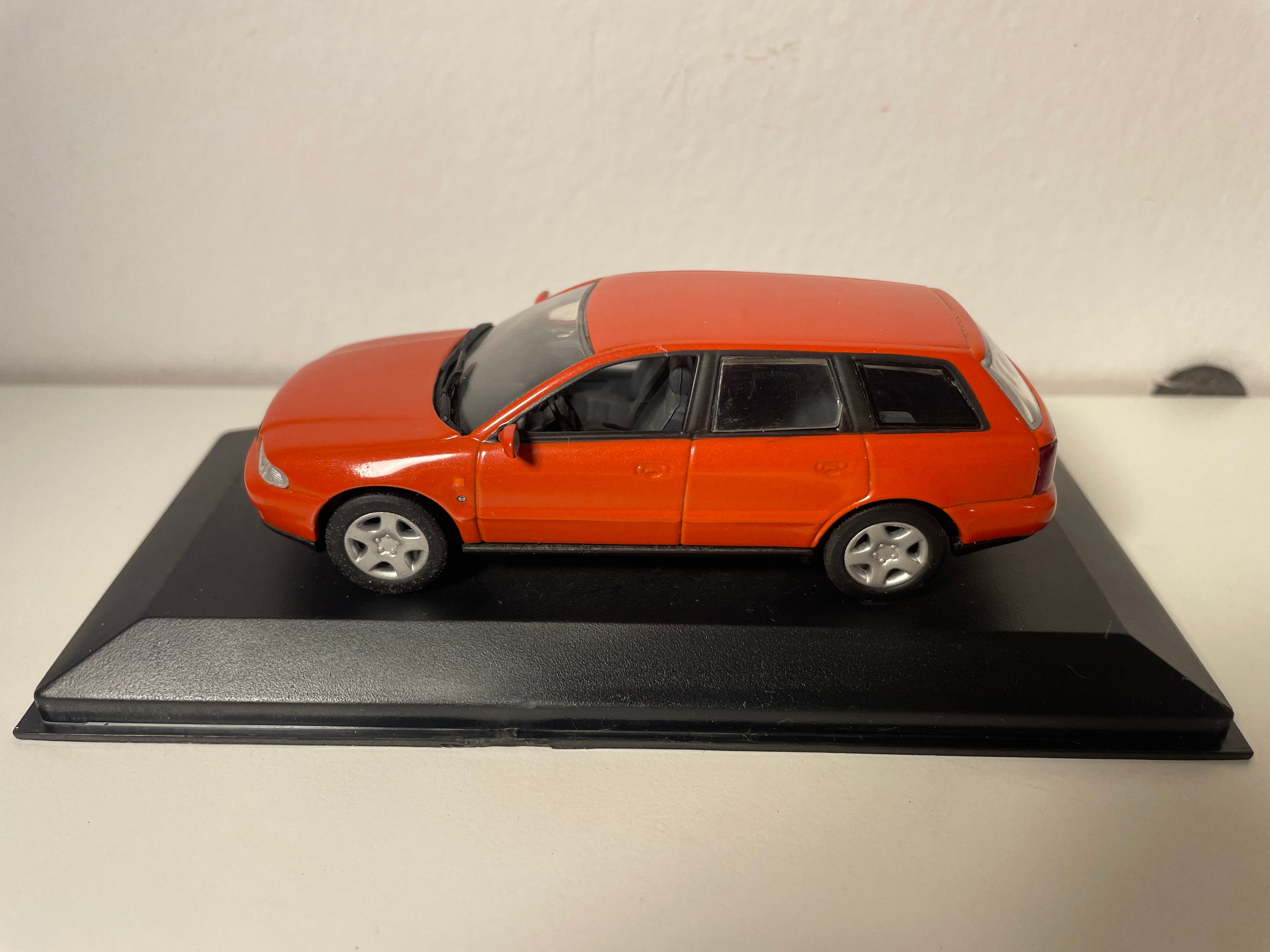 Audi A4 break orange/marron orangé? - MINICHAMPS